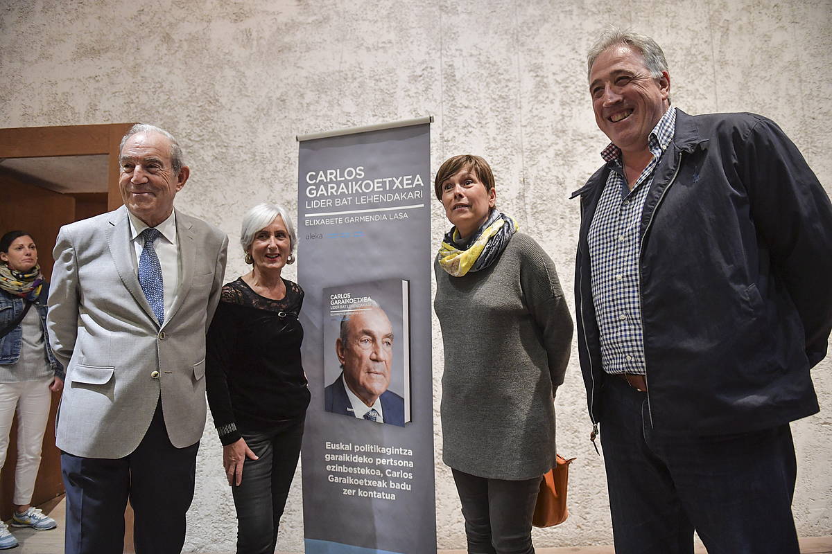 Carlos Garaikoetxea, Elixabete Garmendia Lasa (liburuaren egilea), Uxue Barkos Nafarroako Gobernuko lehendakaria eta Iruñeko alkate Joseba Asiron 'Carlos Garaikoetxea. Lider bat lehendakari' liburuaren aurkezpenean Iruñeko Kondestablen. IDOIA ZABALETA / FOKU