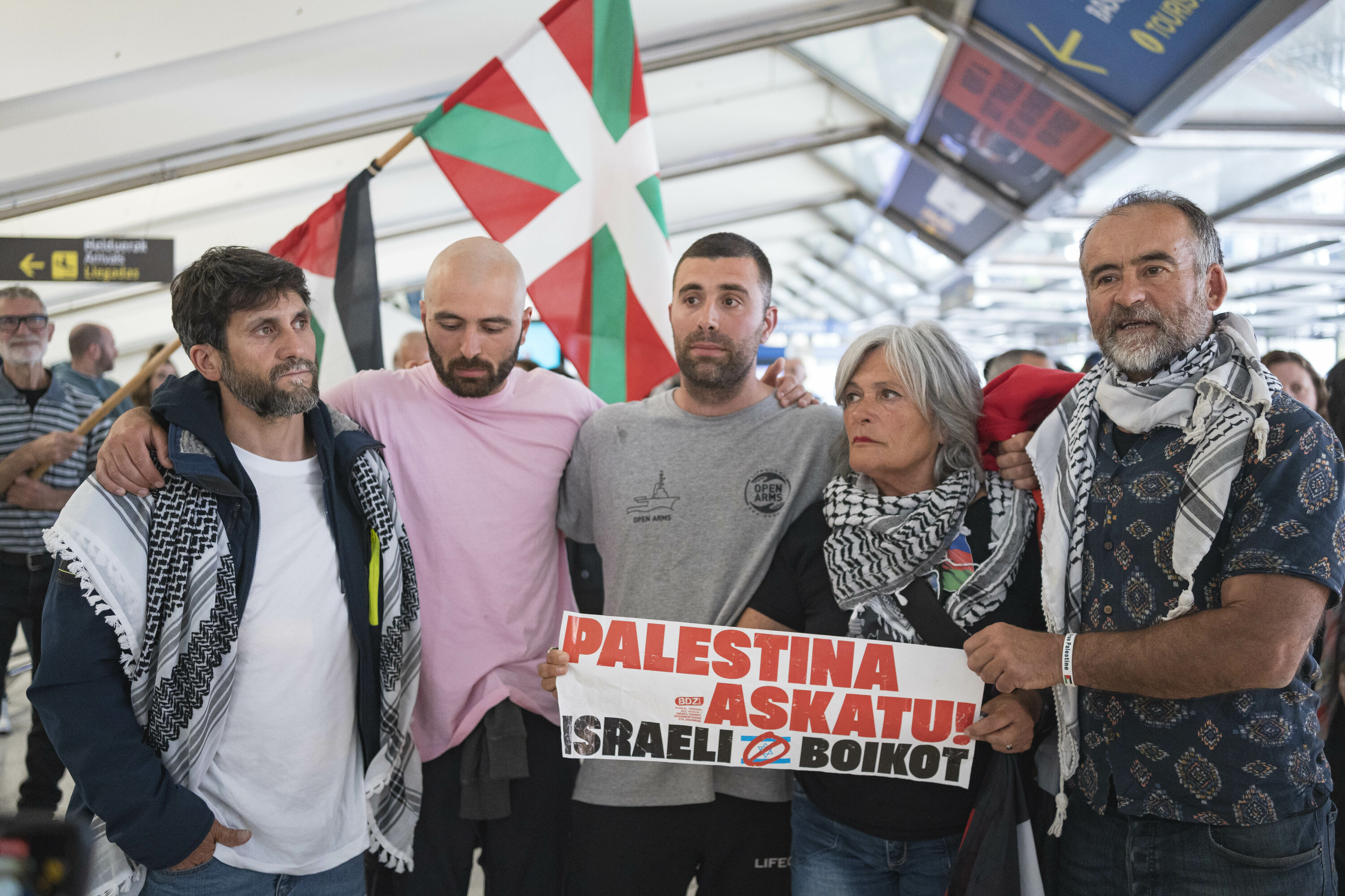 Ongietorria Flotillako ekintzaile euskal herritarrei, gaur, Loiuko aireportuan (Bizkaia). ARITZ LOIOLA / FOKU