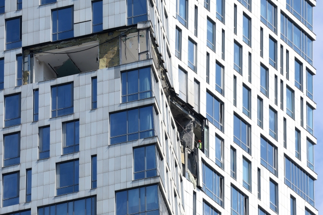 Moskuko eraikin bat gaur, Ukrainaren drone batek jo ostean. MAXIM SHIPENKOV / EFE