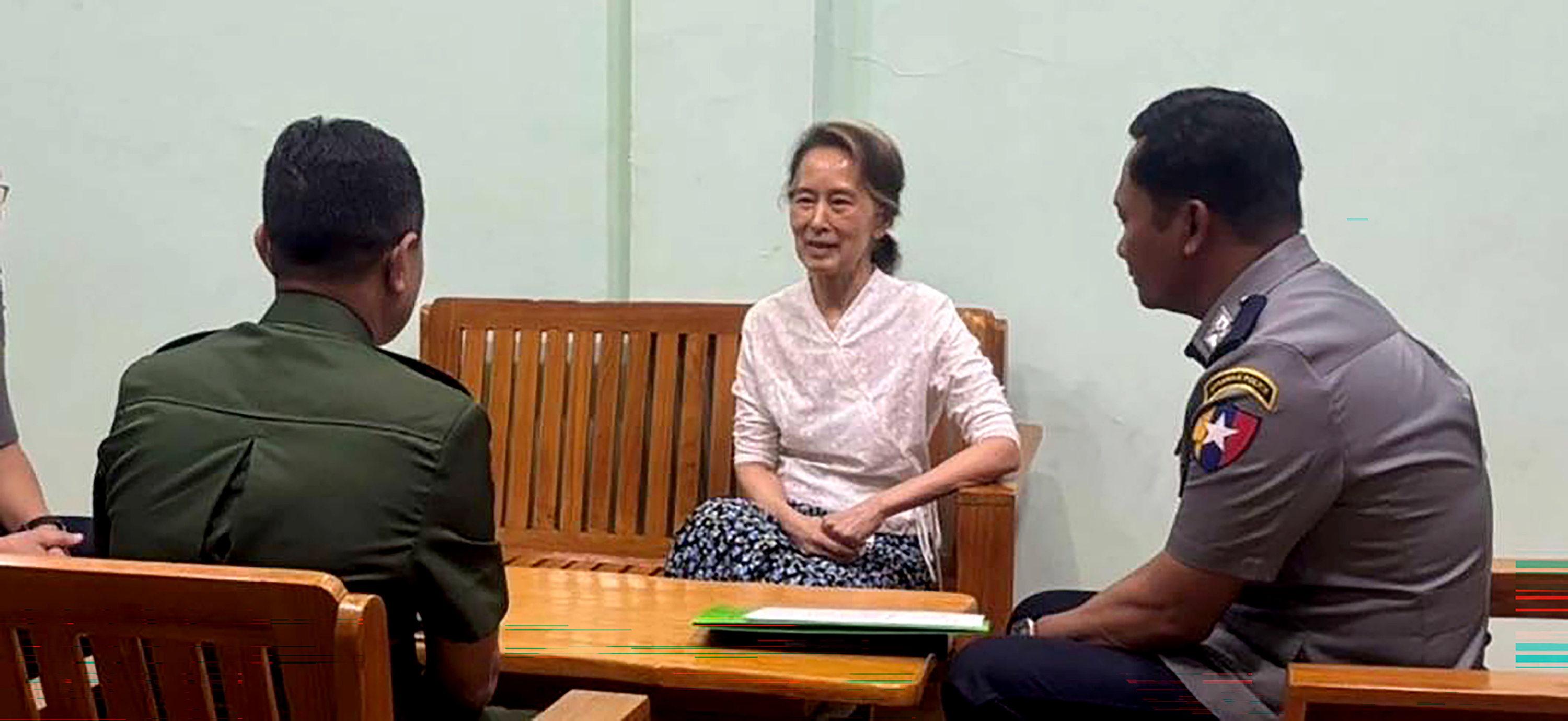 Aung San Suu Kyi Birmaniako estatu indarretako bi kiderekin. EFE