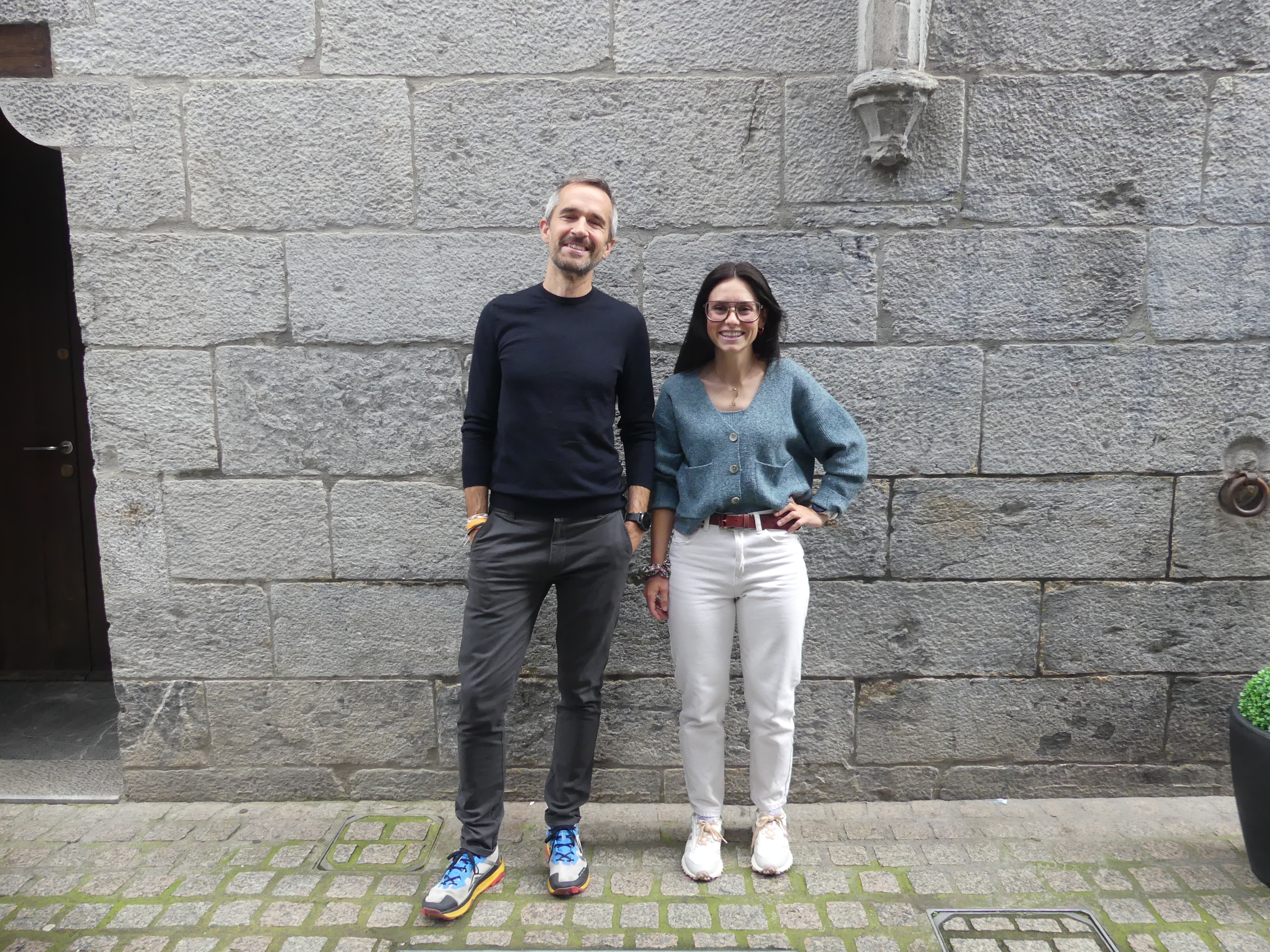 Iñigo Uriarte mendi korrikalaria eta Lourdes Oiarbide txirrindulari ohia, Azpeitian. BERRIA