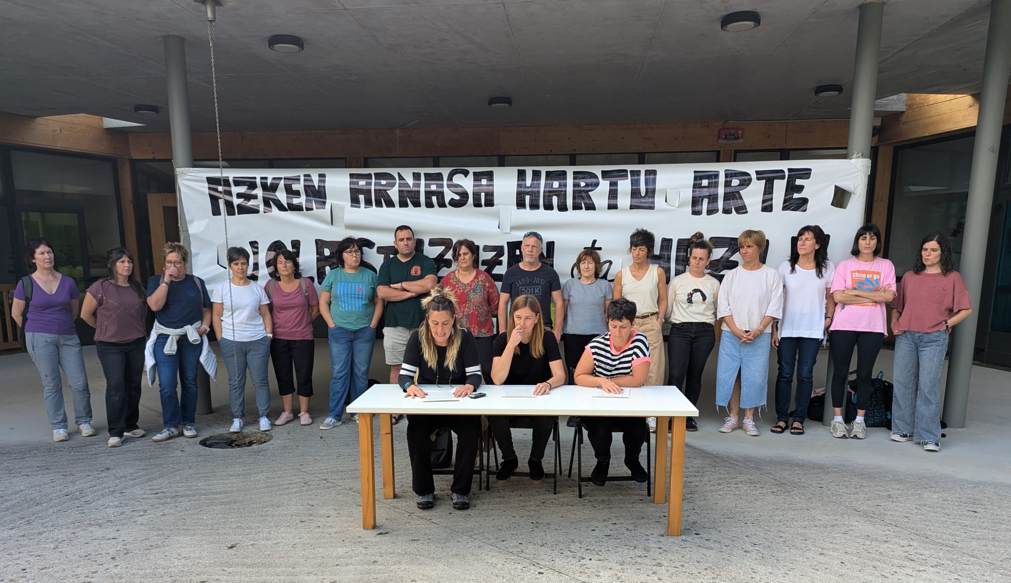 Oiartzungo Urmendi udal haur-eskolako ordezkariak, ostegunean, Oiartzunen. URMENDI
