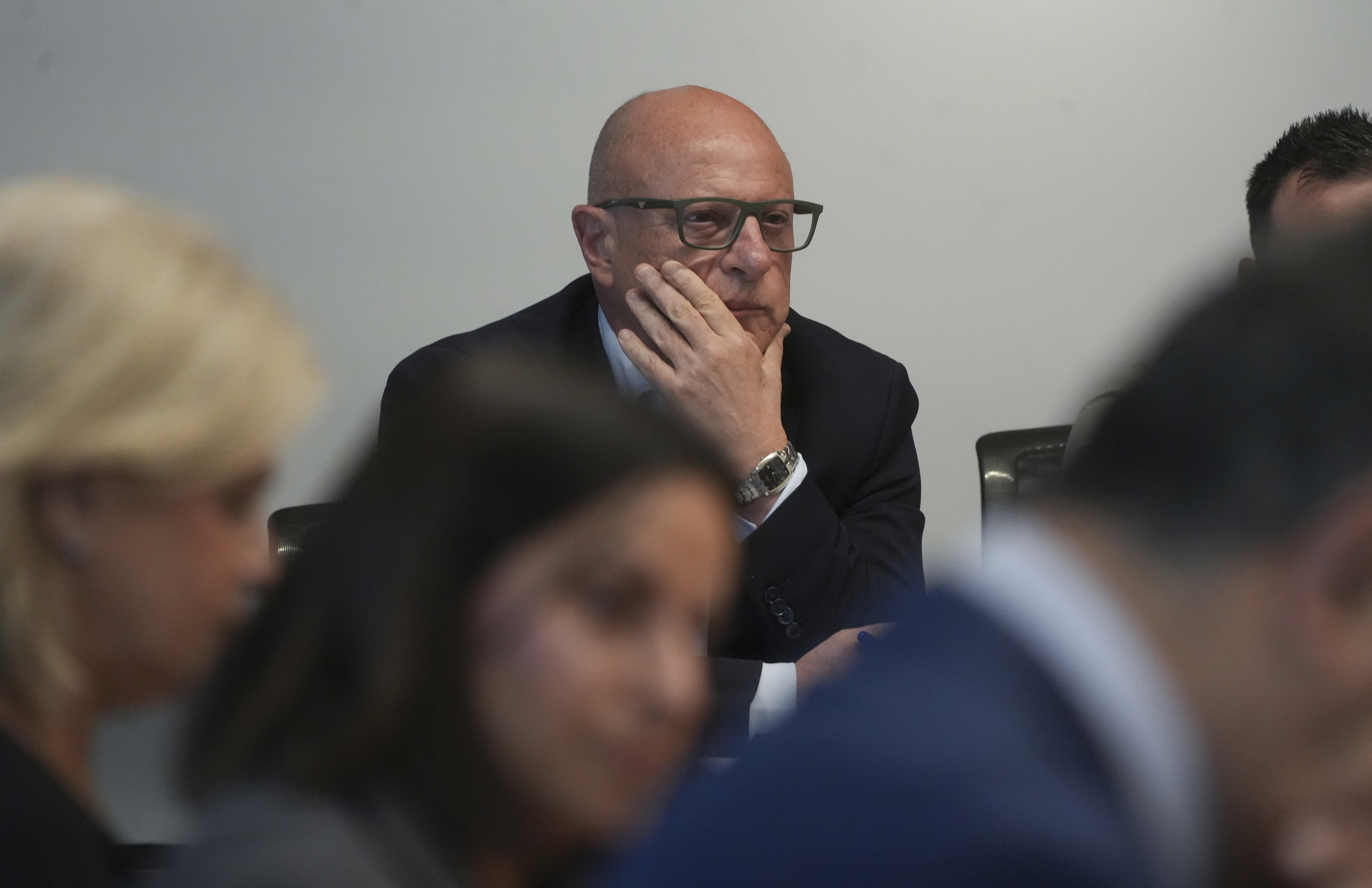 Nafarroako Gobernuko Hezkuntza kontseilari Carlos Gimeno, gaur, Nafarroako Parlamentuan egindako agerraldian. JAGOBA MANTEROLA / FOKU