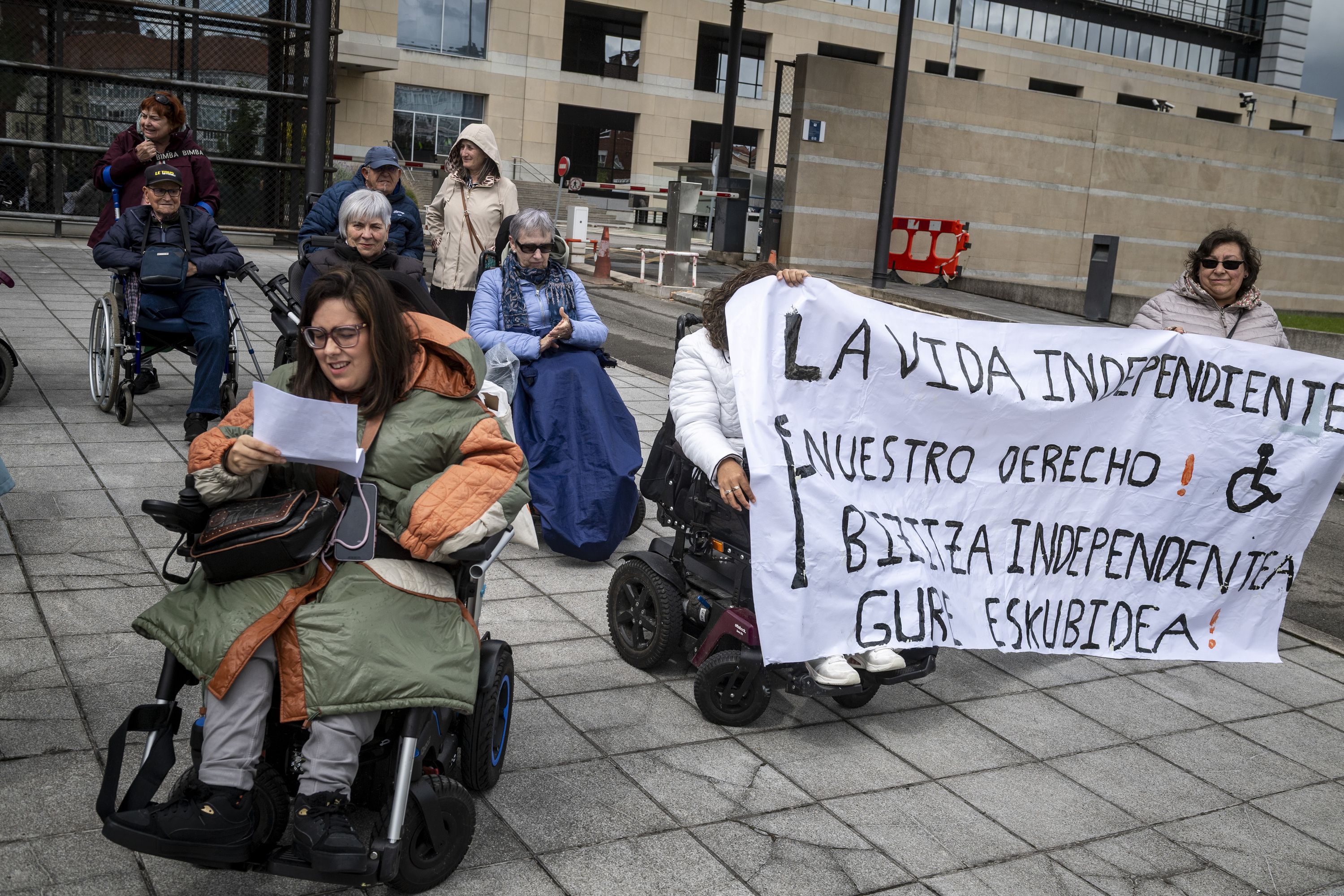 Noelia da Costa, elkartearen adierazpenak irakurtzen, gaurko agerraldian. JAIZKI FONTANEDA / FOKU