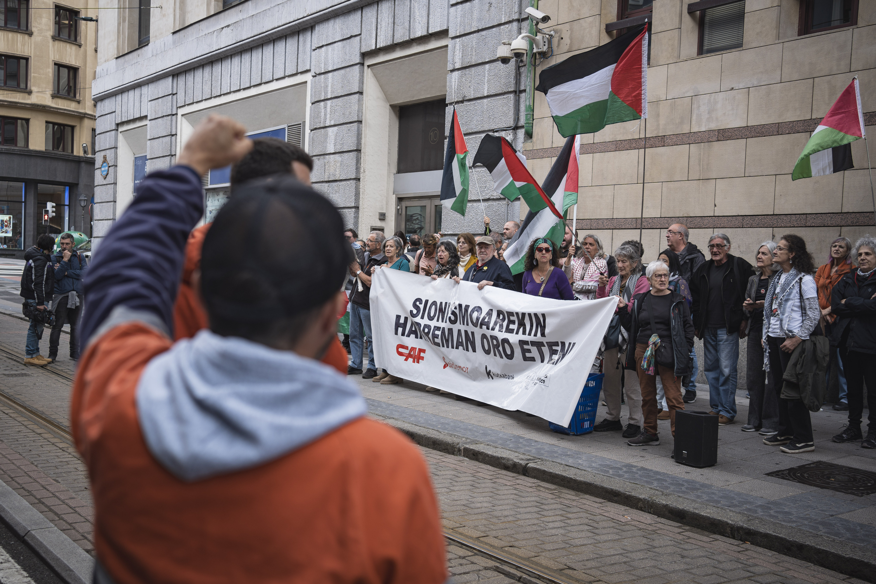 Dozenaka lagun elkartu dira Bilboko epaitegien aurrean, Palestinaren aldeko hiru ekintzailek deklaratzen zuten bitartean. ARITZ LOIOLA / FOKU