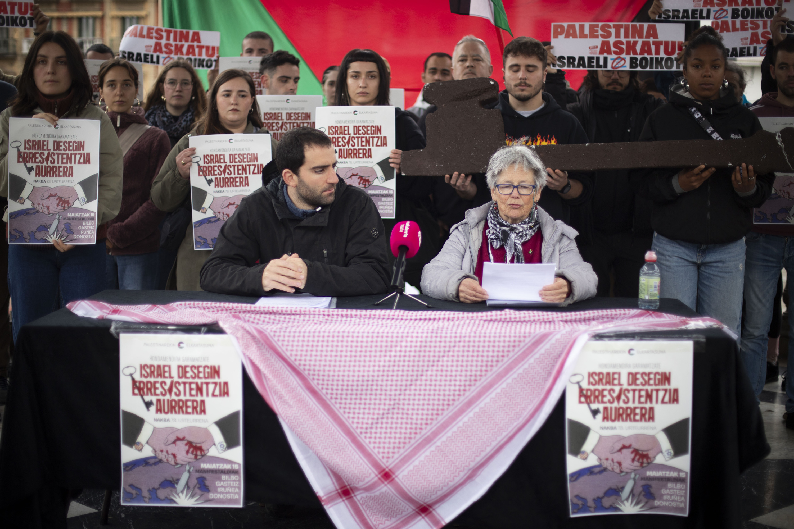 Palestinarekin Elkartasuna plataformak gaur goizean egindako prentsaurrekoa, Iruñean. PALESTINAREKIN ELKARTASUNA