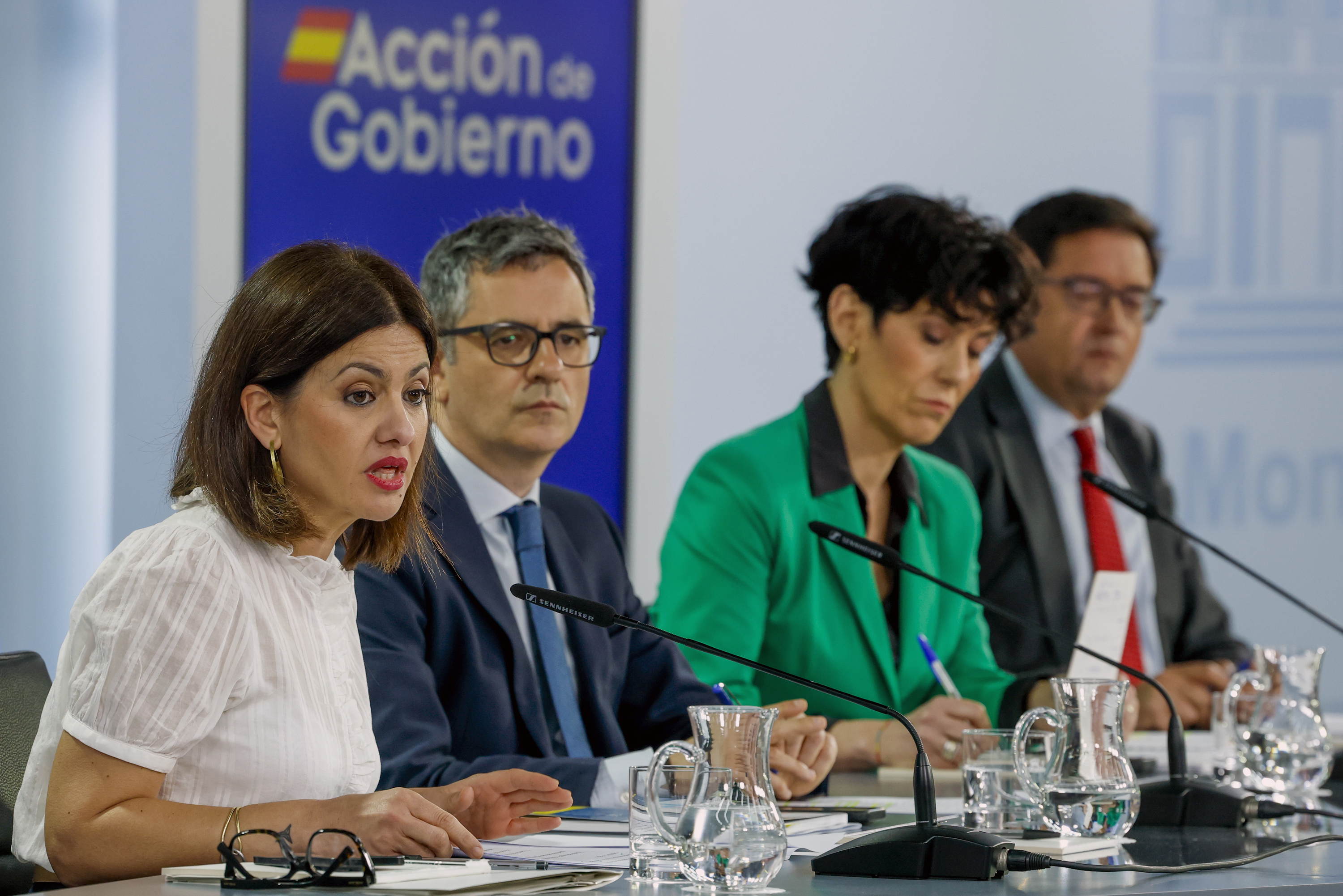 Sira Rego hizketan, gaur, Ministroen Kontseiluaren osteko agerraldian. J.J. GUILLEN / EFE