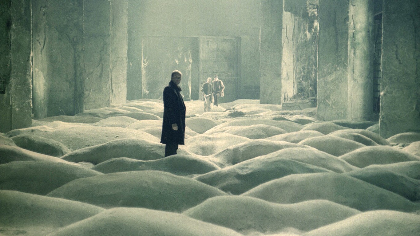 Strugatski anaien nobelan oinarrituta ondu zuen Andrei Tarkovski zinemagileak 'Stalker' filma (1979). 
