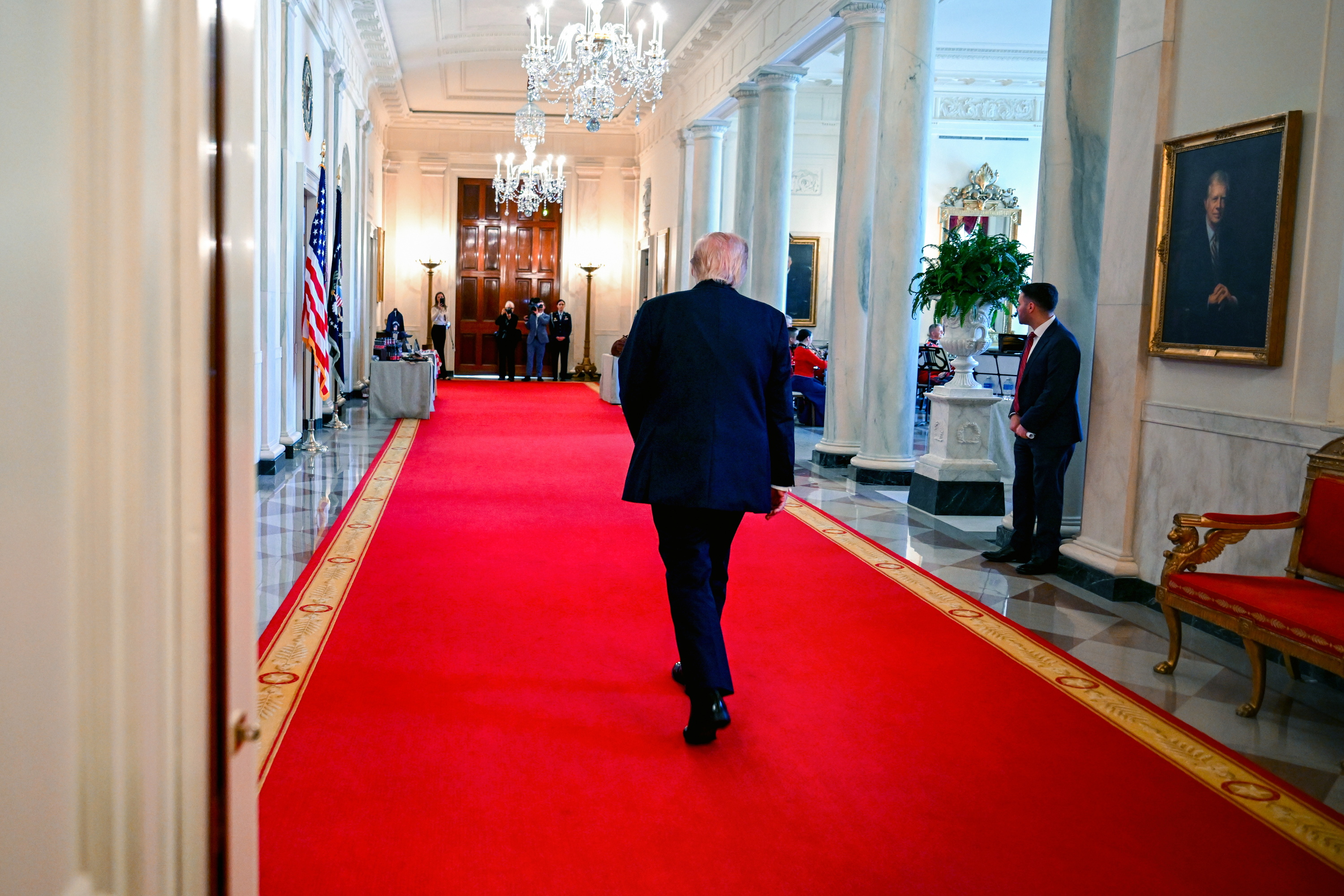 Donald Trump AEBetako presidentea Etxe Zurian, herenegun. ANNABELLE GORDON / EFE