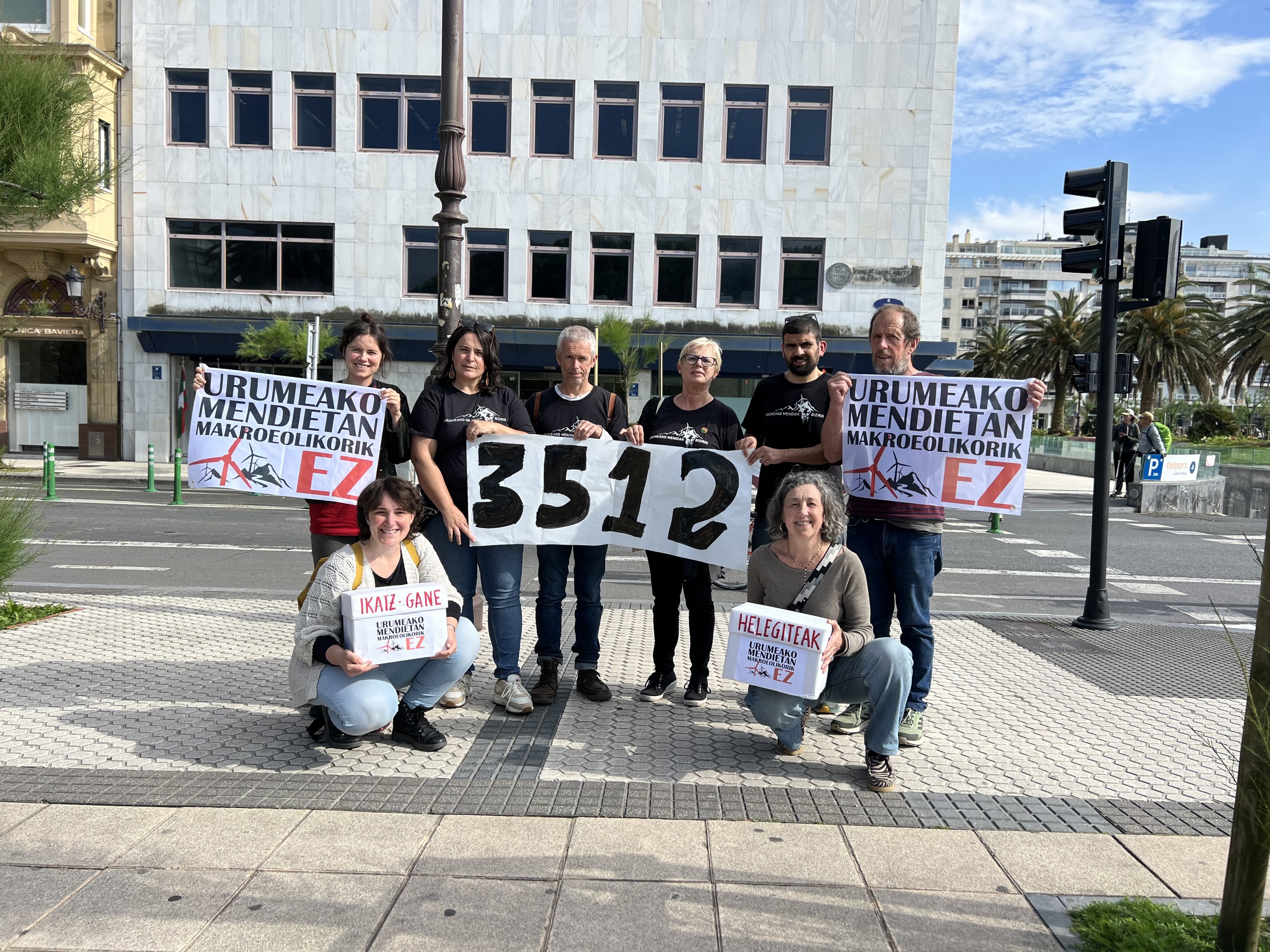 Urumeako Mendiak Bizirik plataformako kideak, asteon, Donostian. URUMEAKO MENDIAK BIZIRIK