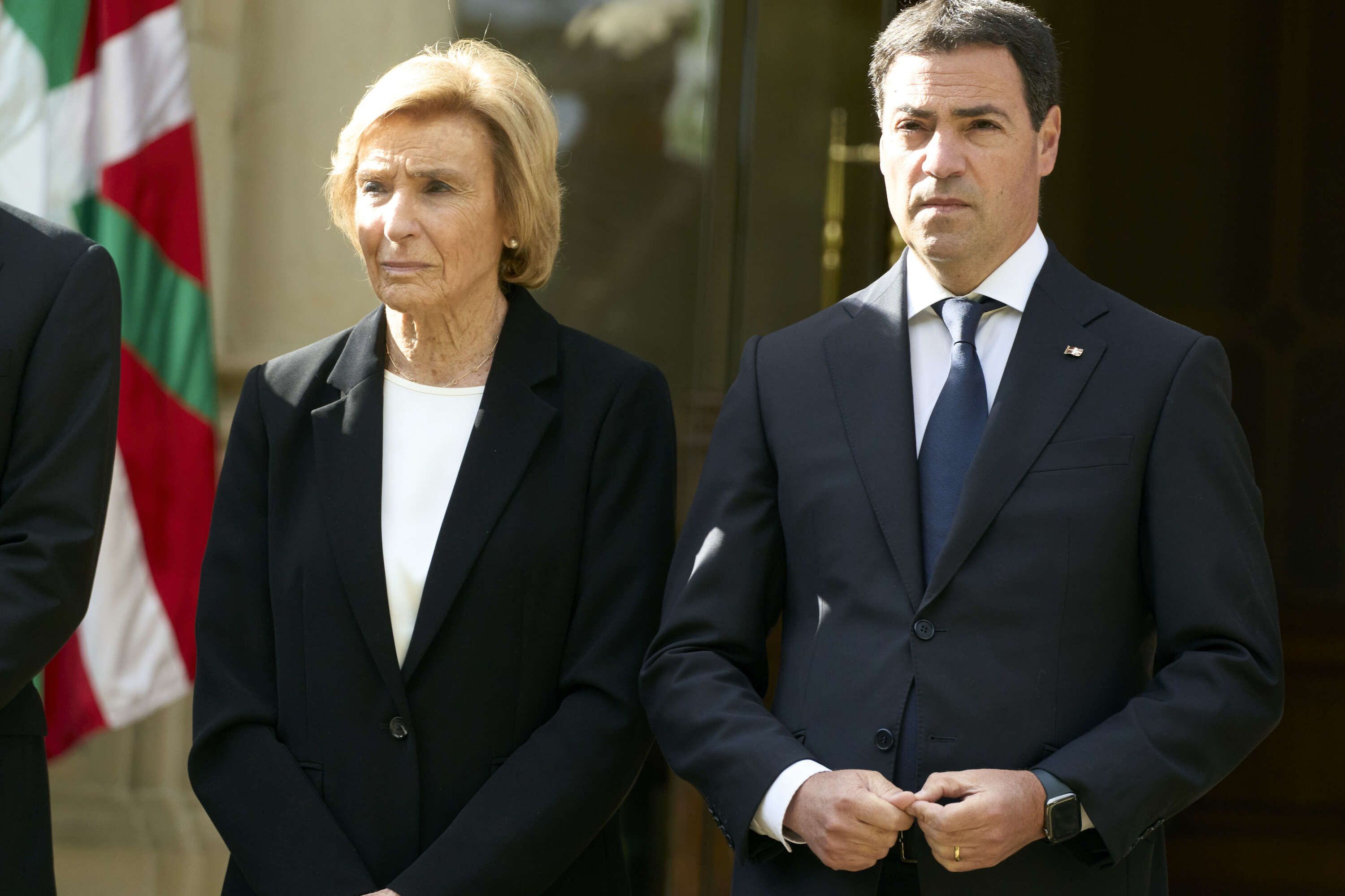 Sagrario Mina eta Imanol Pradales, Ajuriaeneko atarian. L.RICO / EFE