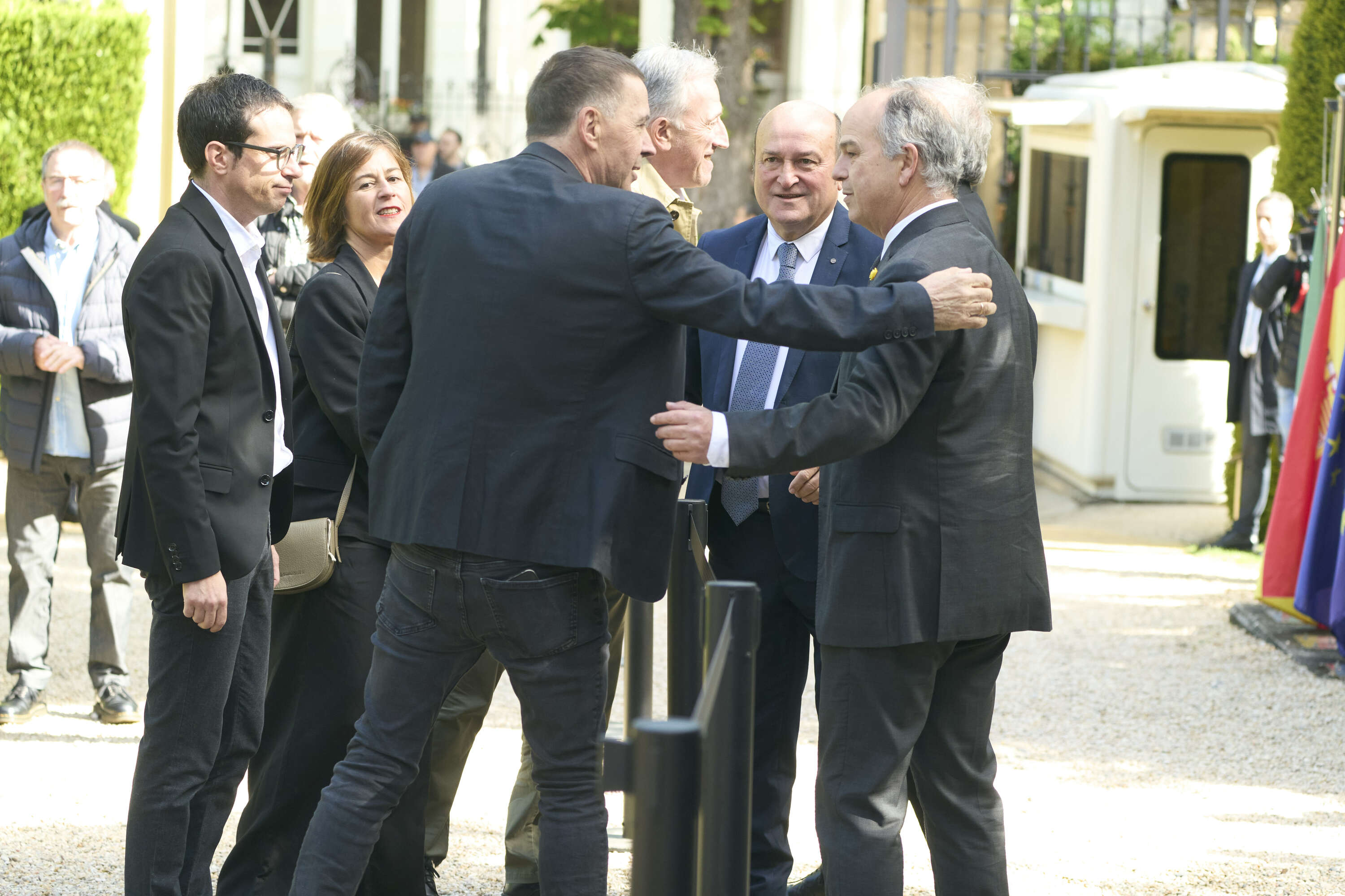 EH Bilduren ordezkaritza, Arnaldo Otegi buru, Andoni Ortuzar EBBko buru ohiarekin eta Jordi Turull JxCko idazkari nagusiarekin. L.RICO / EFE