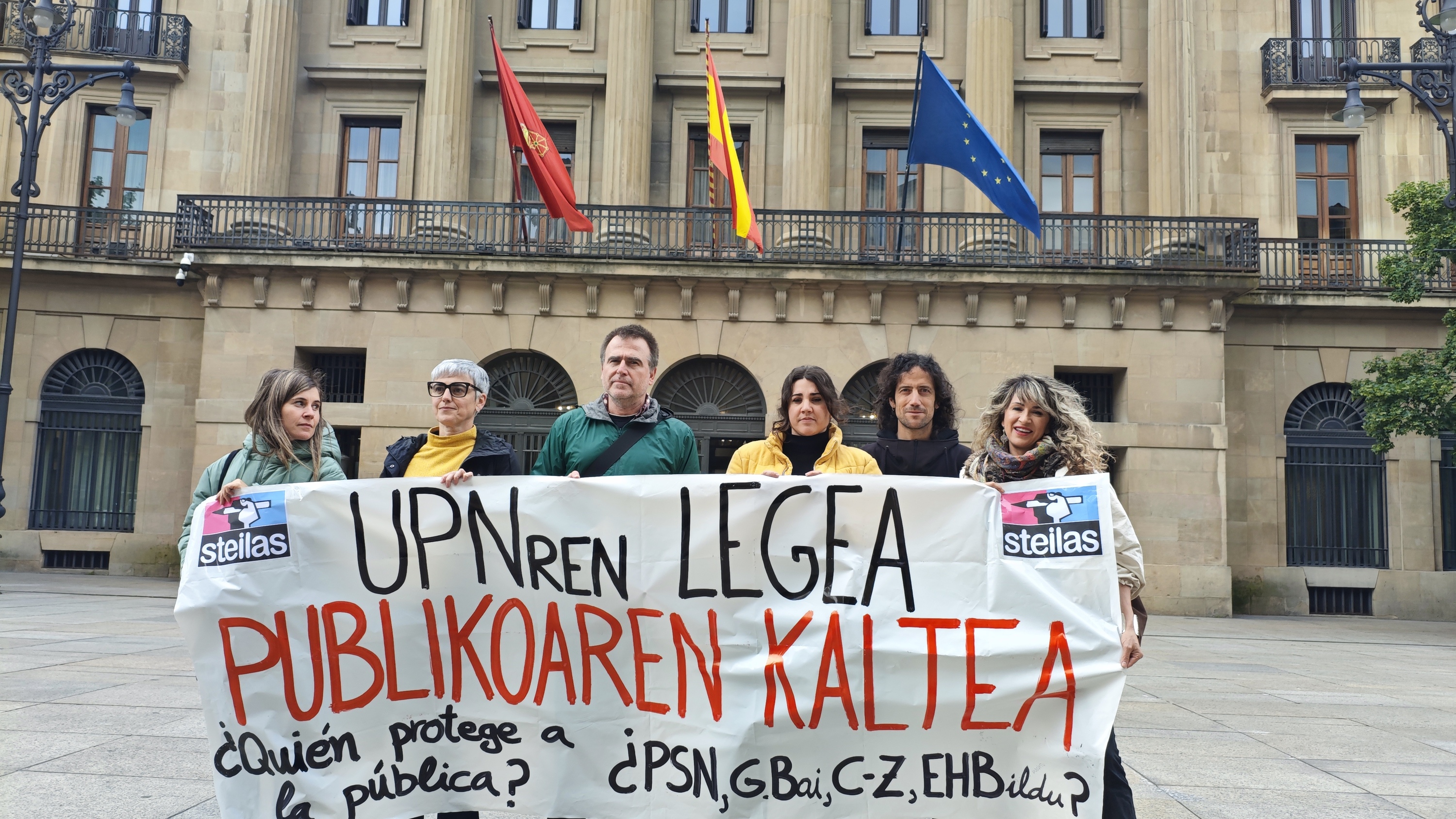Steilaseko kideak, gaur, Iruñean, UPNren lege proposamenaren aurka protestan. STEILAS