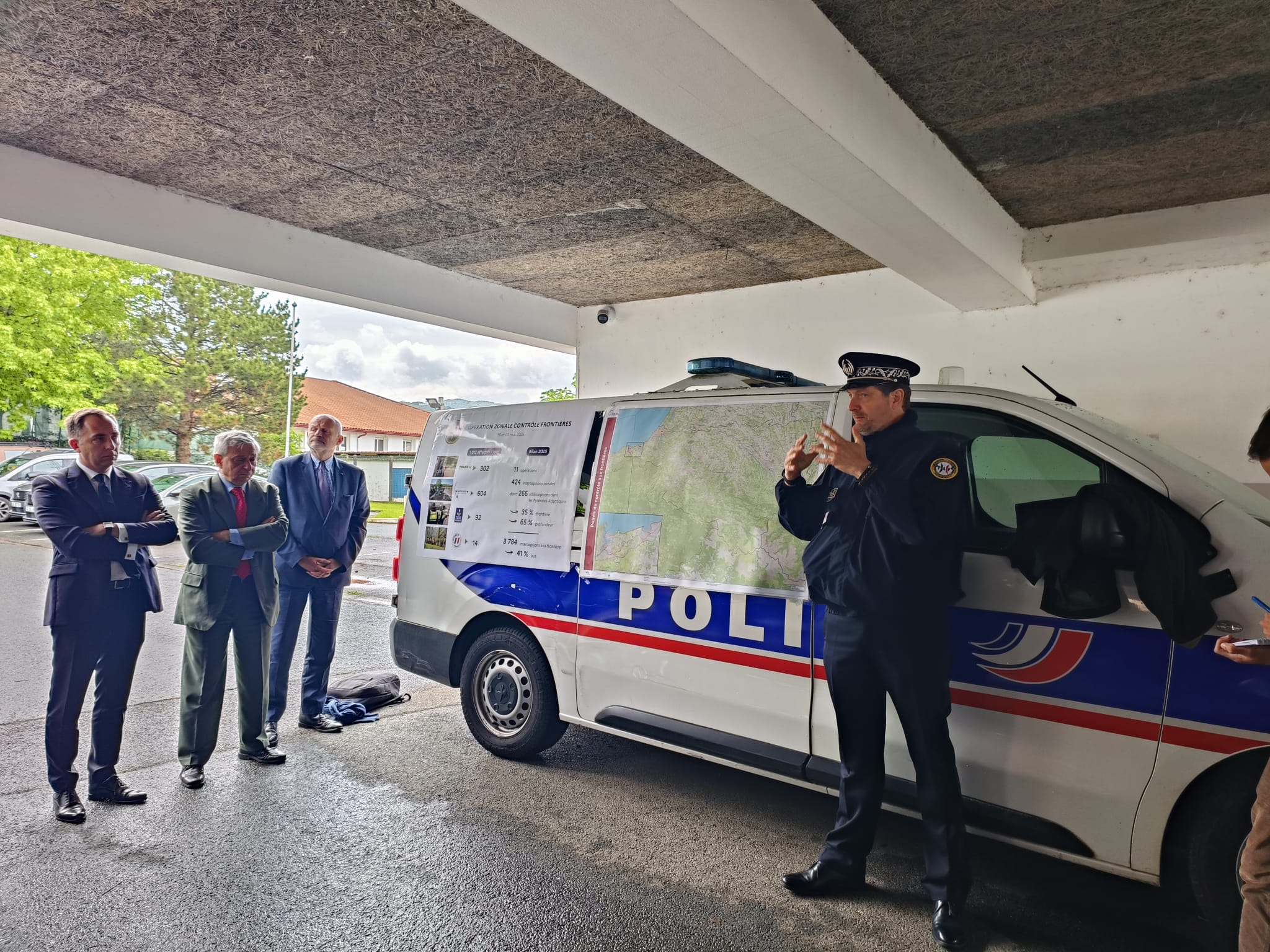Pirinio Atlantikoetako departamenduko eta Akitania Berria eskualdeko prefetak, Alexandre Cotto mugako polizia zerbitzuburuari so. BERRIA