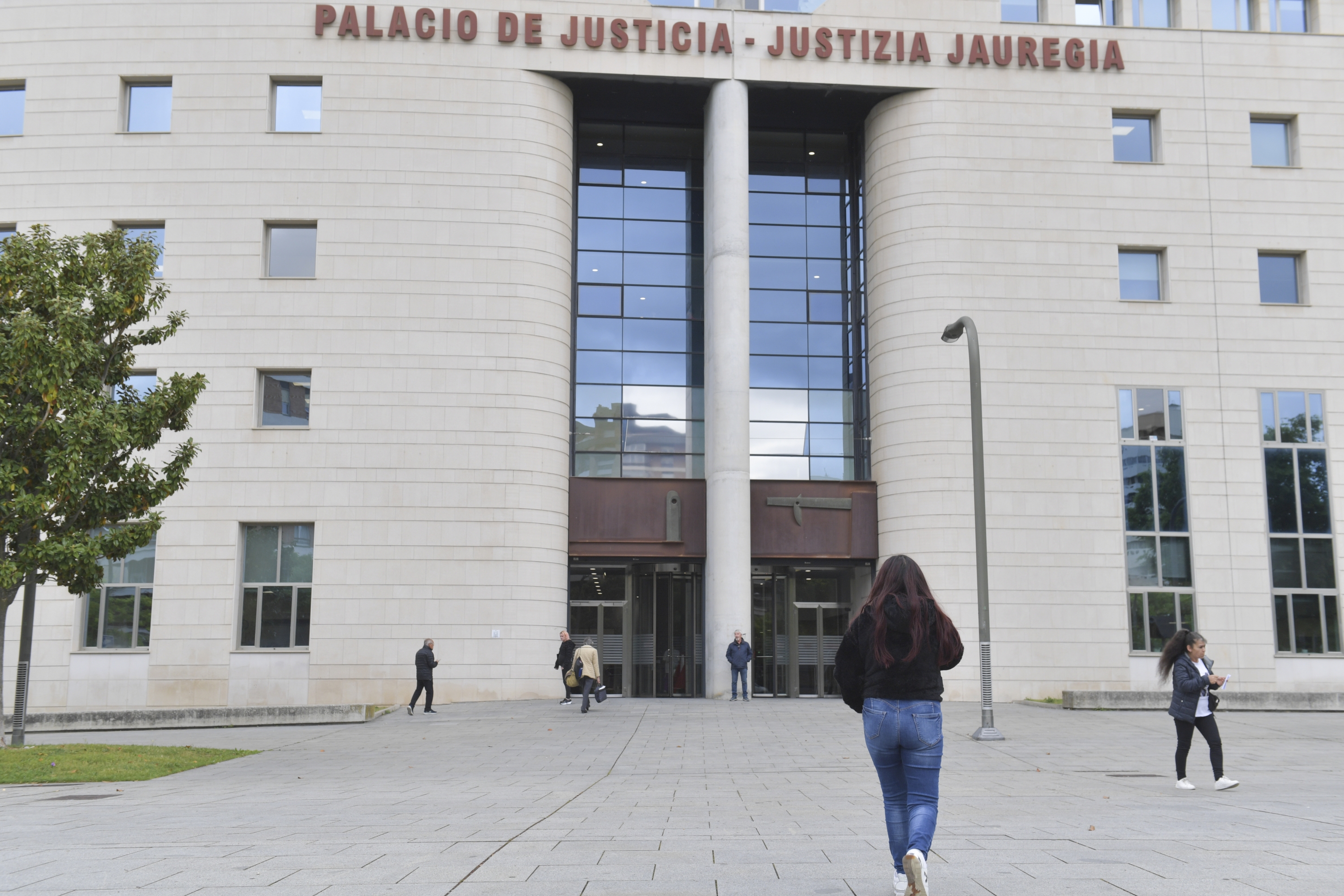 Emakume bat, Iruñeko Justizia Jauregian sartzen. IDOIA ZABALETA / FOKU