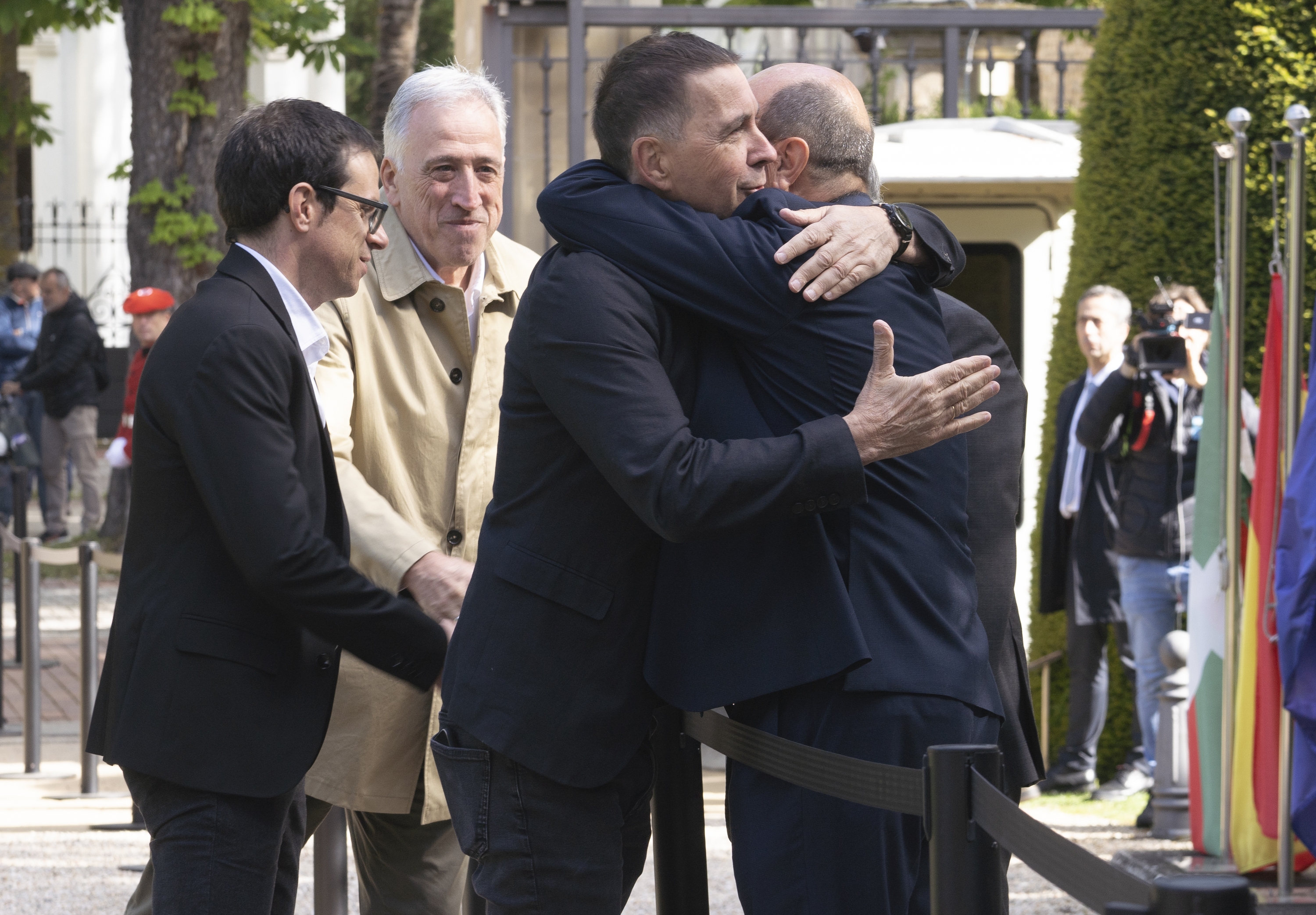 Otegiren eta Ortuzarre arteko besarkada. RAUL BOGAJO / FOKU