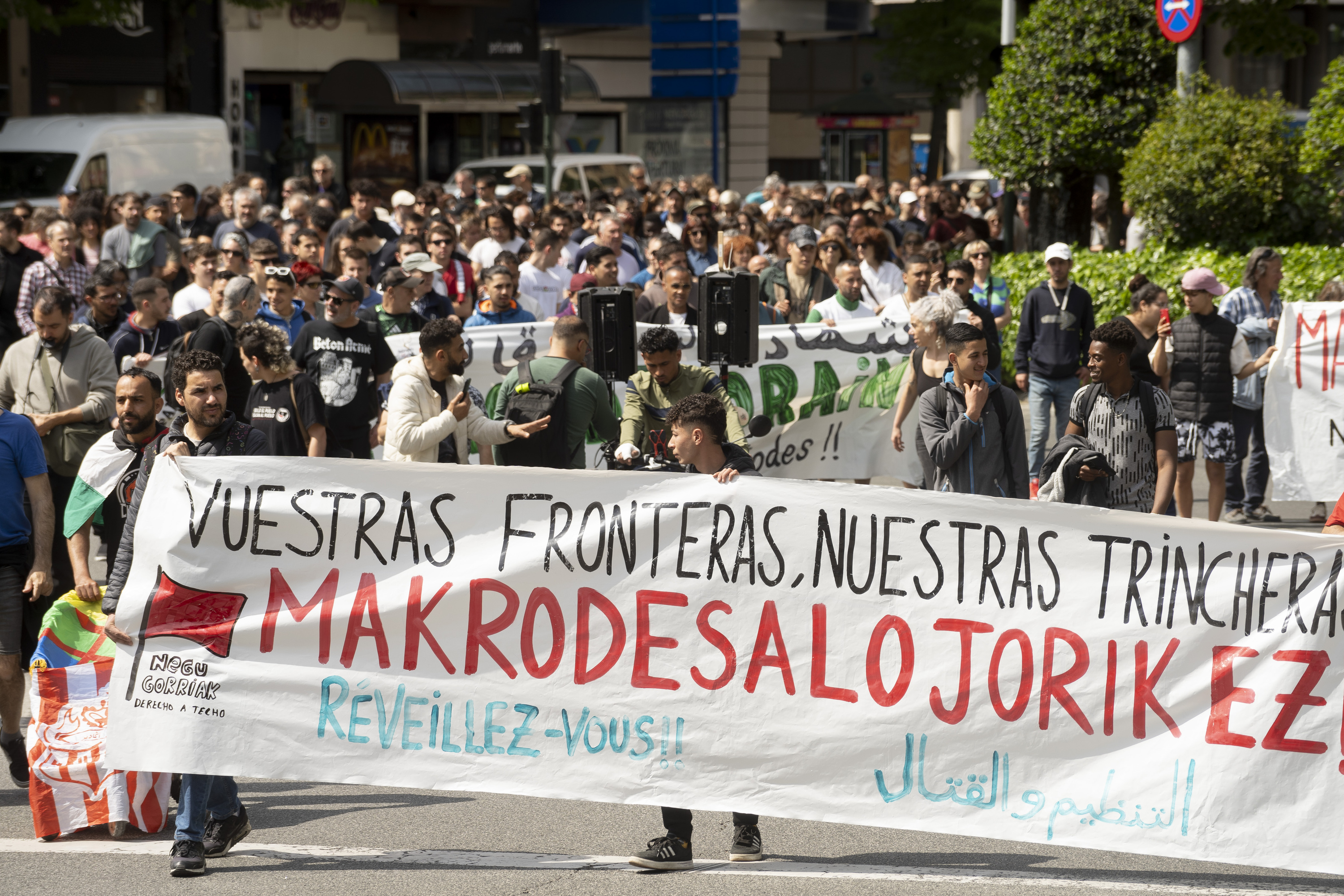 Arantzaditik kaleratutako migratzaileen manifestazioa Iruñean, apirilaren 18an. IÑIGO URIZ / FOKU