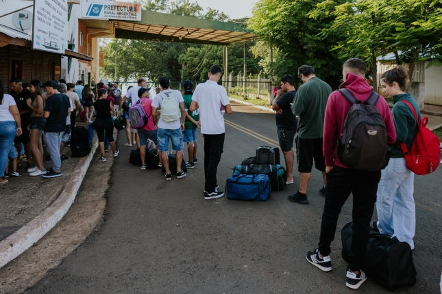 Zenbait pertsona Uruguai ibaia zeharkatzeko zain, Alba Possen (Argentina). SOFIA SCHIAVONI Zenbait pertsona Uruguai ibaia zeharkatzeko zain, Alba Possen (Argentina). SOFIA SCHIAVONI