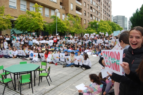 (ID_17780764776695) Jaso ikastolako ikasleak protestan, itunpeko ikasgelak gutxitzek