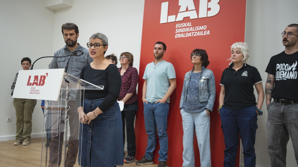 LABek salatu du migratzaileen erregularizazio eskaeren ebaluazioa enpresa pribatu baten esku utzi duela Espainiako Gobernuak