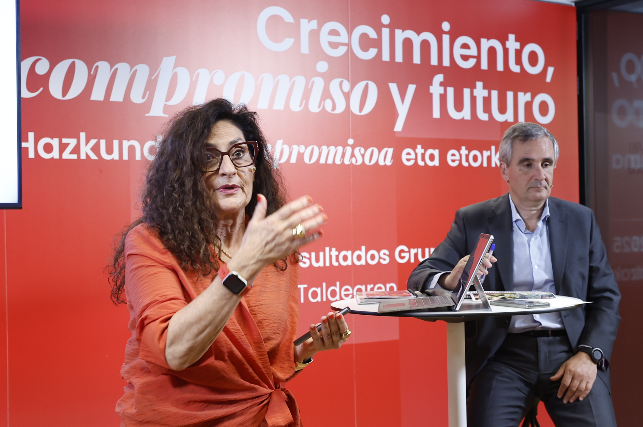 Rosa Carabel Eroskiren kontseilari ordezkaria eta Josu Mugarra finantza zuzendaria. LUIS TEJIDO / EFE
