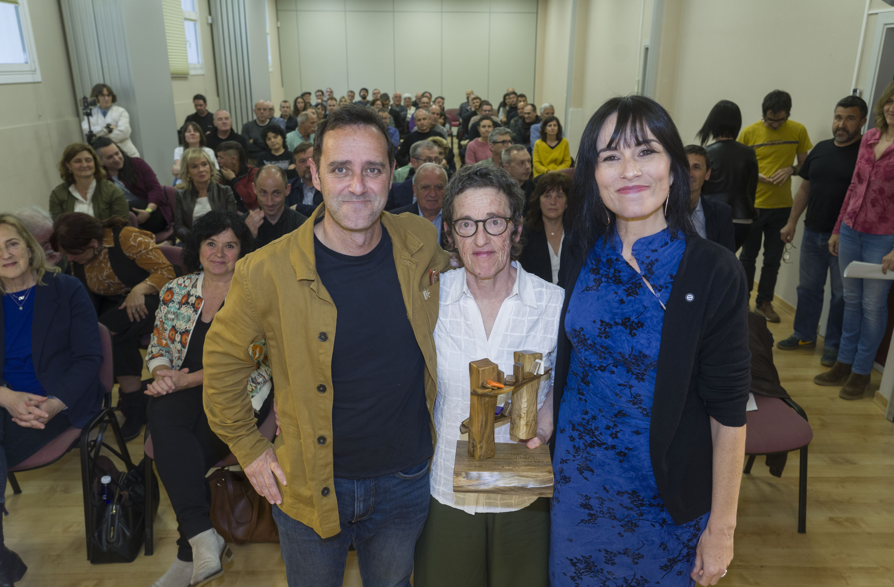 Xabier Etxeberria idazlea eta Behatokiko Garbiñe Petriati eta Agurne Gaubeka, beka eta saria jaso eta gero. JON URBE / FOKU
