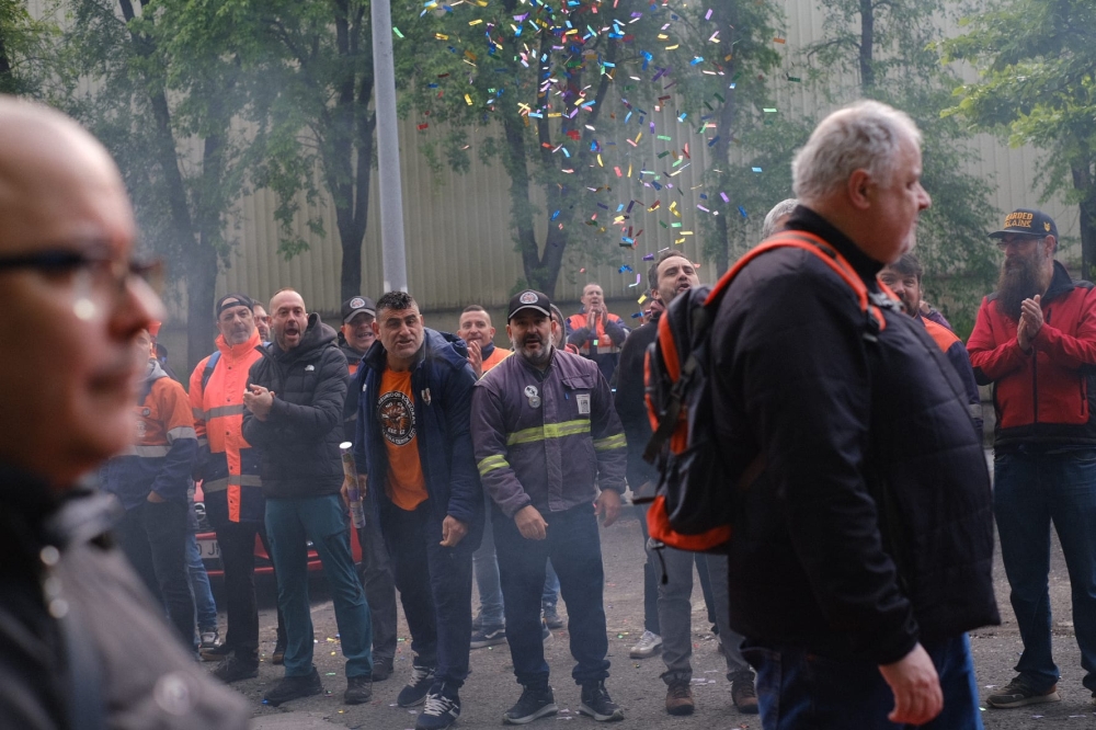 Tubos Reunidoseko langile asamblada