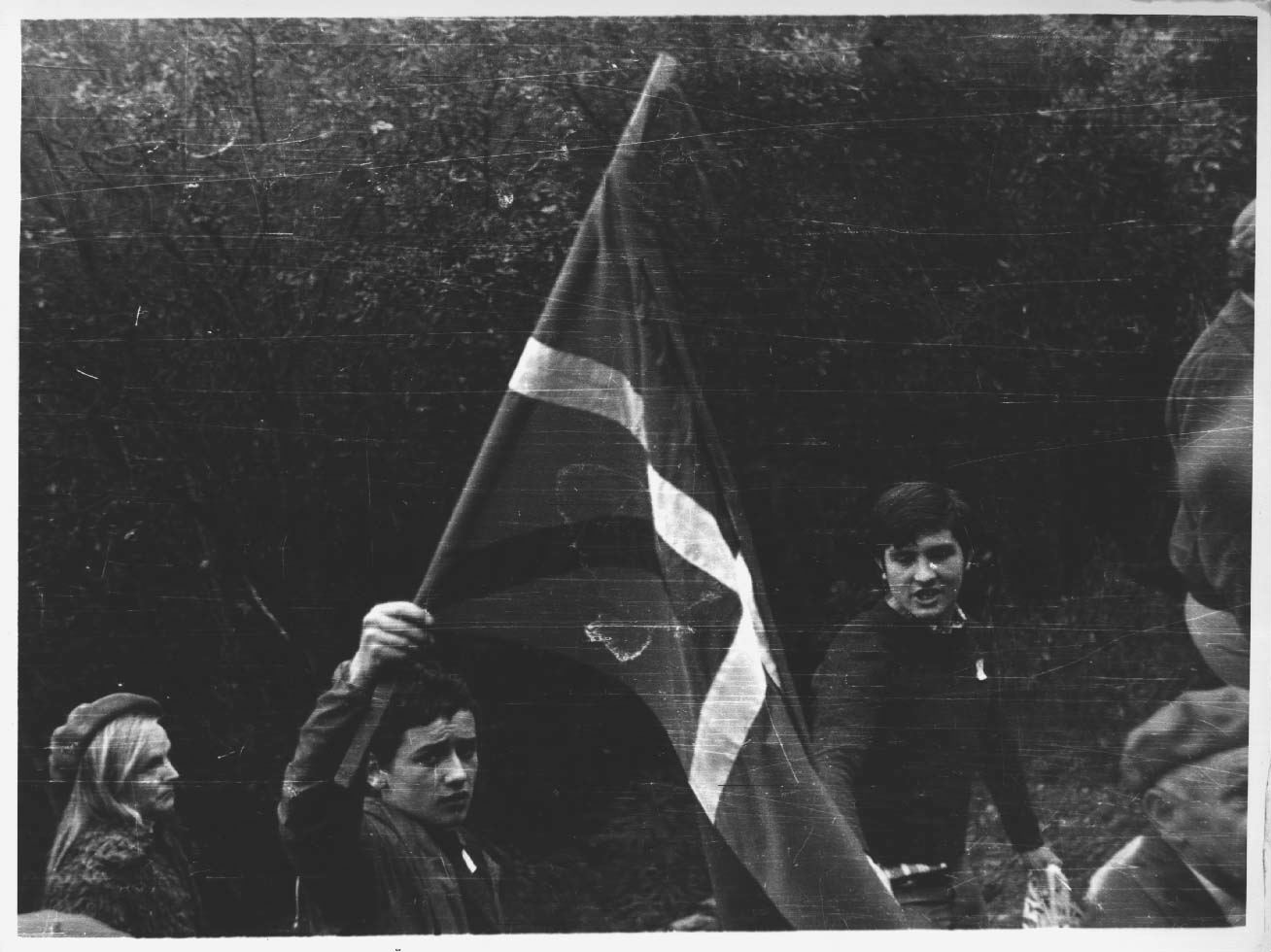 Montejurran, gazte bat ikurrinarekin. Ikurrina debekaturik zegoen eta horrek adierazten du Montejurra orotariko antifrankisten bilgune izan zela urte hartan. JOSU CHUECA