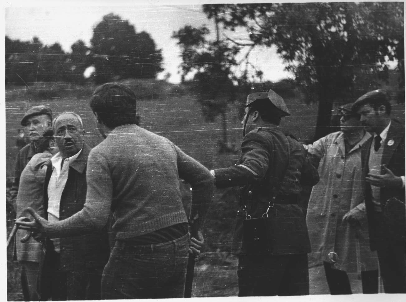 Nahiz eta bere alboan izan, guardia zibilek ez zuten atxilotu eskuan pistola bat zeraman gizona. Karlistek salatu zuten ez zutela ezer egin faxisten oldarraldien aurrean. JOSU CHUECA 