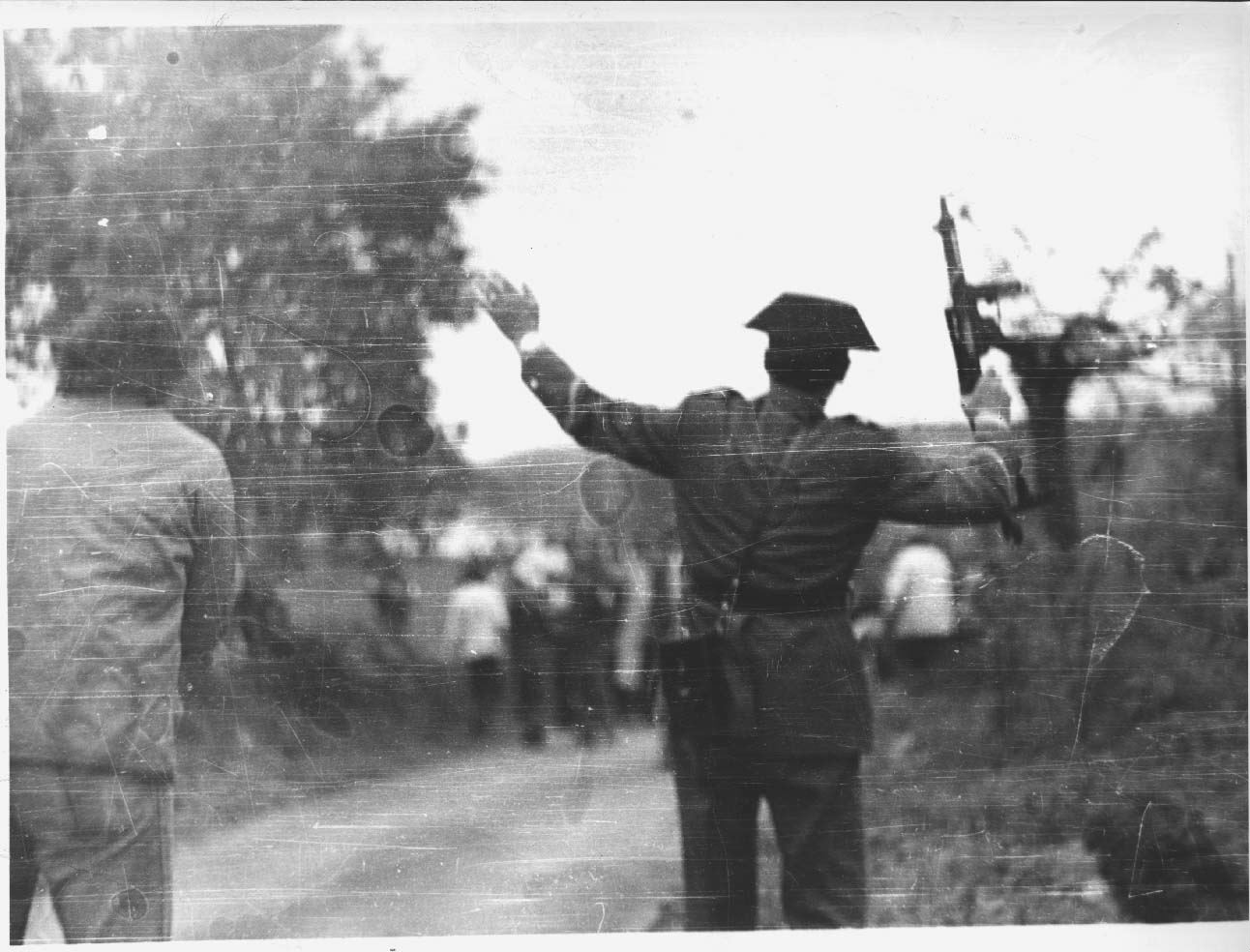Bertan guardia zibilen dotazio bat zegoen baina ez zuten ezer egin. Erasotzaileak identifikatzeko eskatzen zieten baina ez zuten ezer egin. Azkenean, behartuta, haietako bat bide erdian jarri zen. JOSU CHUECA