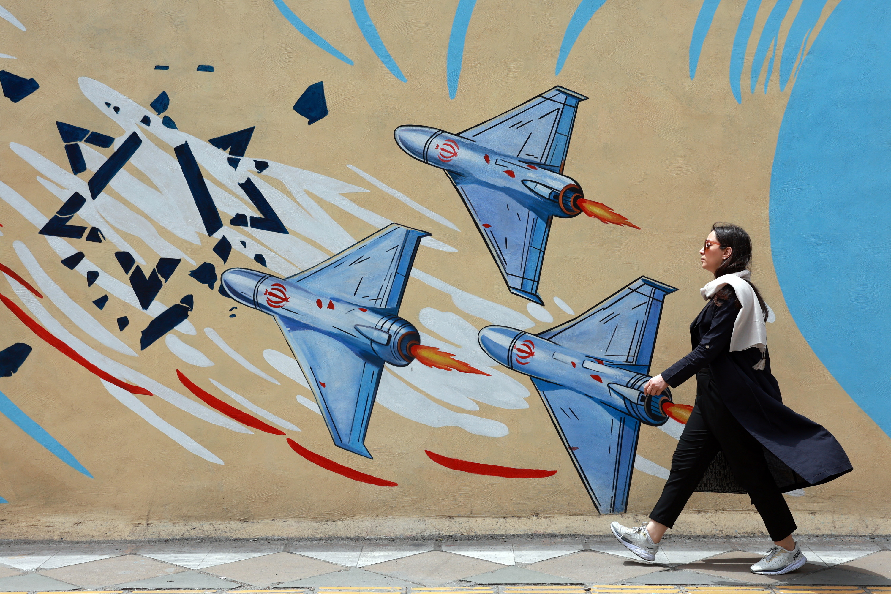Emakume bat Israelen aurkako mural baten aurretik igarotzen, Teheranen. ABEDIN TAHERKENAREH / EFE
