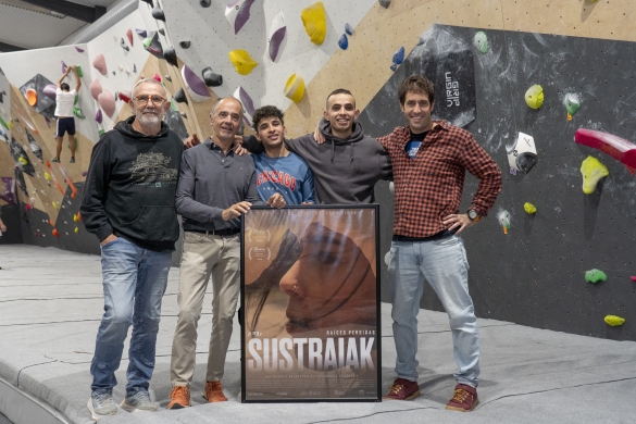 'Sustraiak' dokumentalean parte hartu duten Juanjo Moreno, Javier Bermejo 'Txispi', Abderahmane Bari, El Bachir Saidi eta Luis Arrieta, urrian, Berriobeitiko Rocopolis rokodromoan. IÑIGO URIZ / FOKU 'Sustraiak' dokumentalean parte hartu duten Juanjo Moreno, Javier Bermejo 'Txispi', Abderahmane Bari, El Bachir Saidi eta Luis Arrieta, urrian, Berriobeitiko Rocopolis rokodromoan. IÑIGO URIZ / FOKU