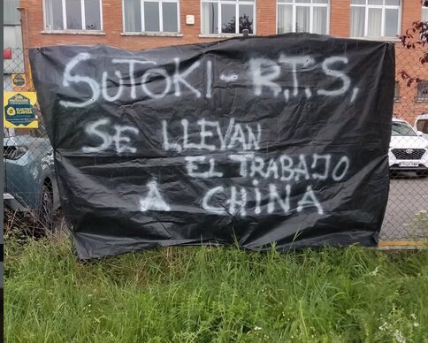 Sutokiko langileek enpresa aurrean jarritako kartel bat. SUTOKIKO ENPRESA BATZORDEA