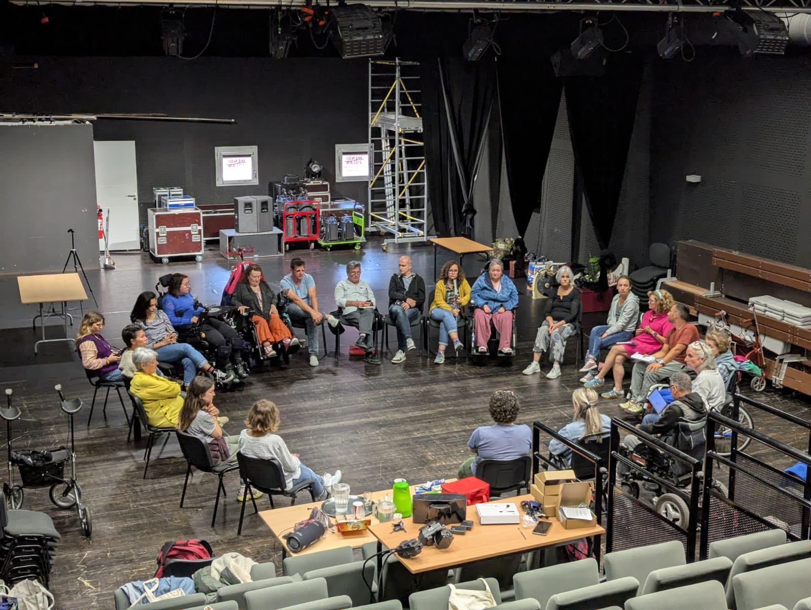Theatre des Chimeres konpainiako kideak eta Hendaiako Itsas ospitaleko pazienteak, errepika saio batean. HITZA