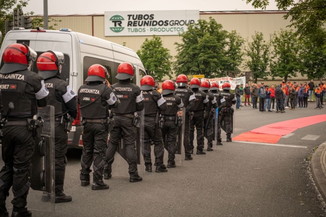 Tubos Reunidoseko langile asamblada