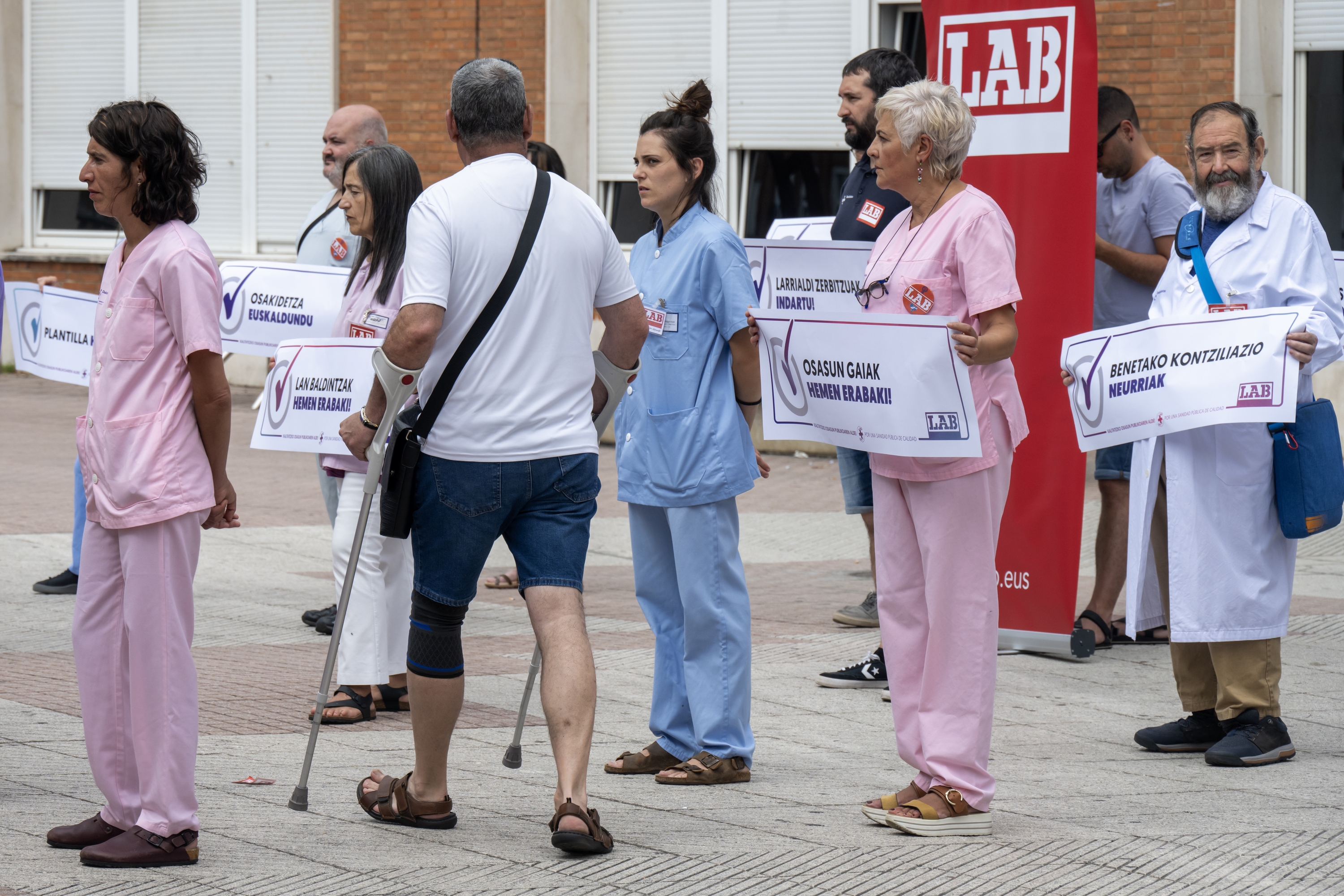 LABen osasun arloko mobilizazio bat, Gurutzetako ospitalearen aurrean. MIKEL MARTINEZ DE TRESPUENTES / FOKU