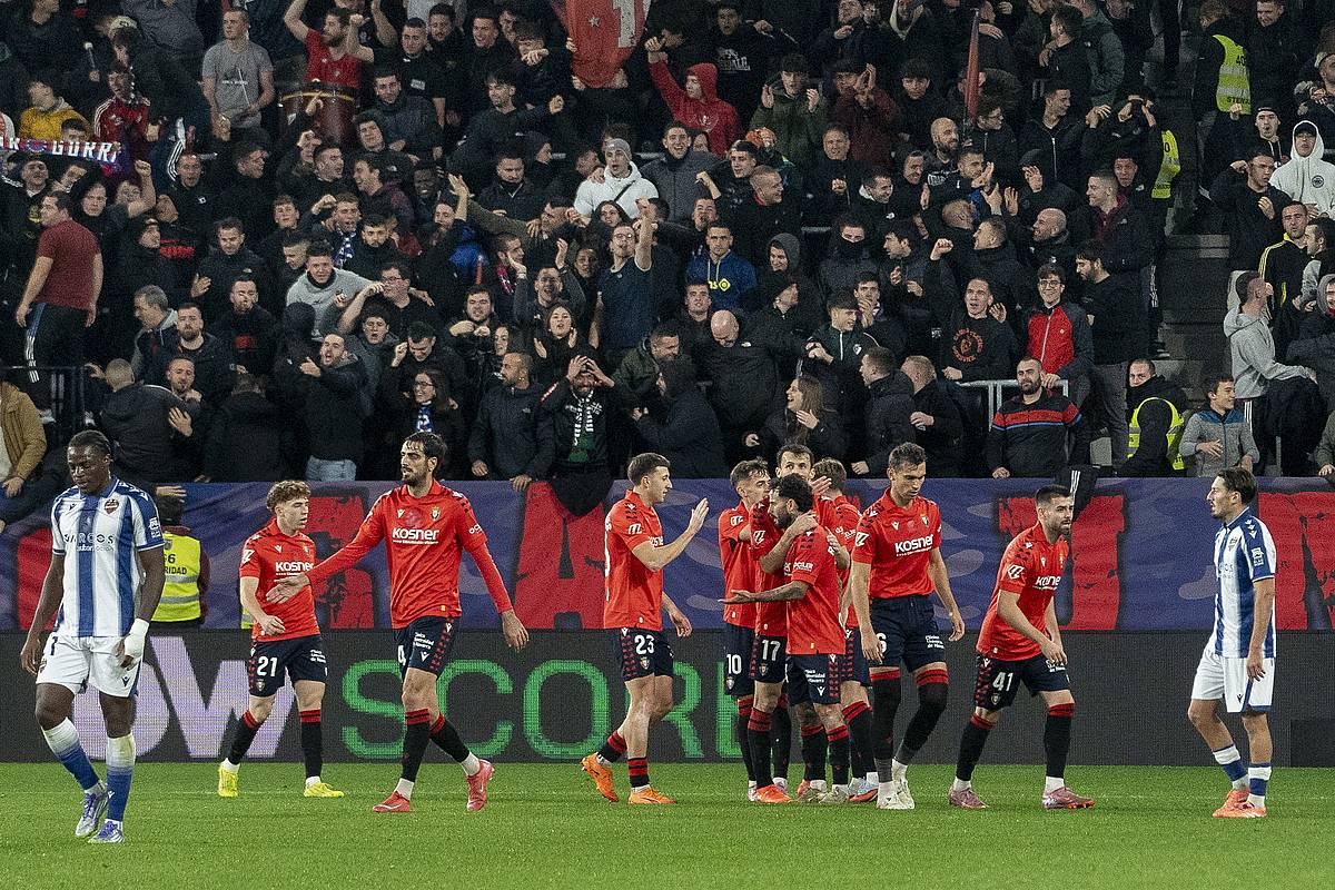 Osasunako jokalariak etxean Levanteri sartutako goletako bat ospatzen. IÑIGO URIZ / FOKU
