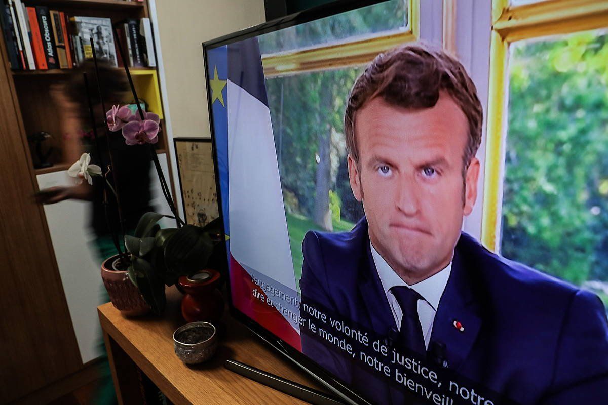 Emmanuel Macron, azkeneko erabakien berri ematen, atzo, telebistaz. CHRISTOPHE PETIT TESSON / EFE