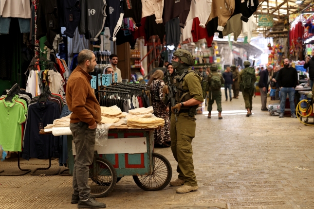 Israelgo hainbat soldadu apirilaren 27an Nablusko merkatuan, Zisjordanian. ALAA BADARNEH / EFE Israelgo hainbat soldadu apirilaren 27an Nablusko merkatuan, Zisjordanian. ALAA BADARNEH / EFE