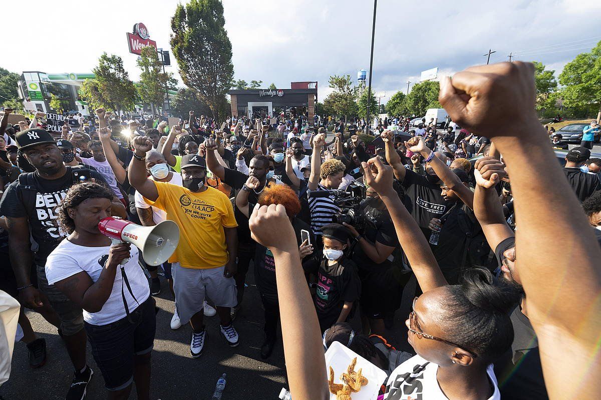 Protestak lehertu dira Atlantan, 27 urteko afro-amerikar bate hilketarengtik. JOHN AMIS, EFE