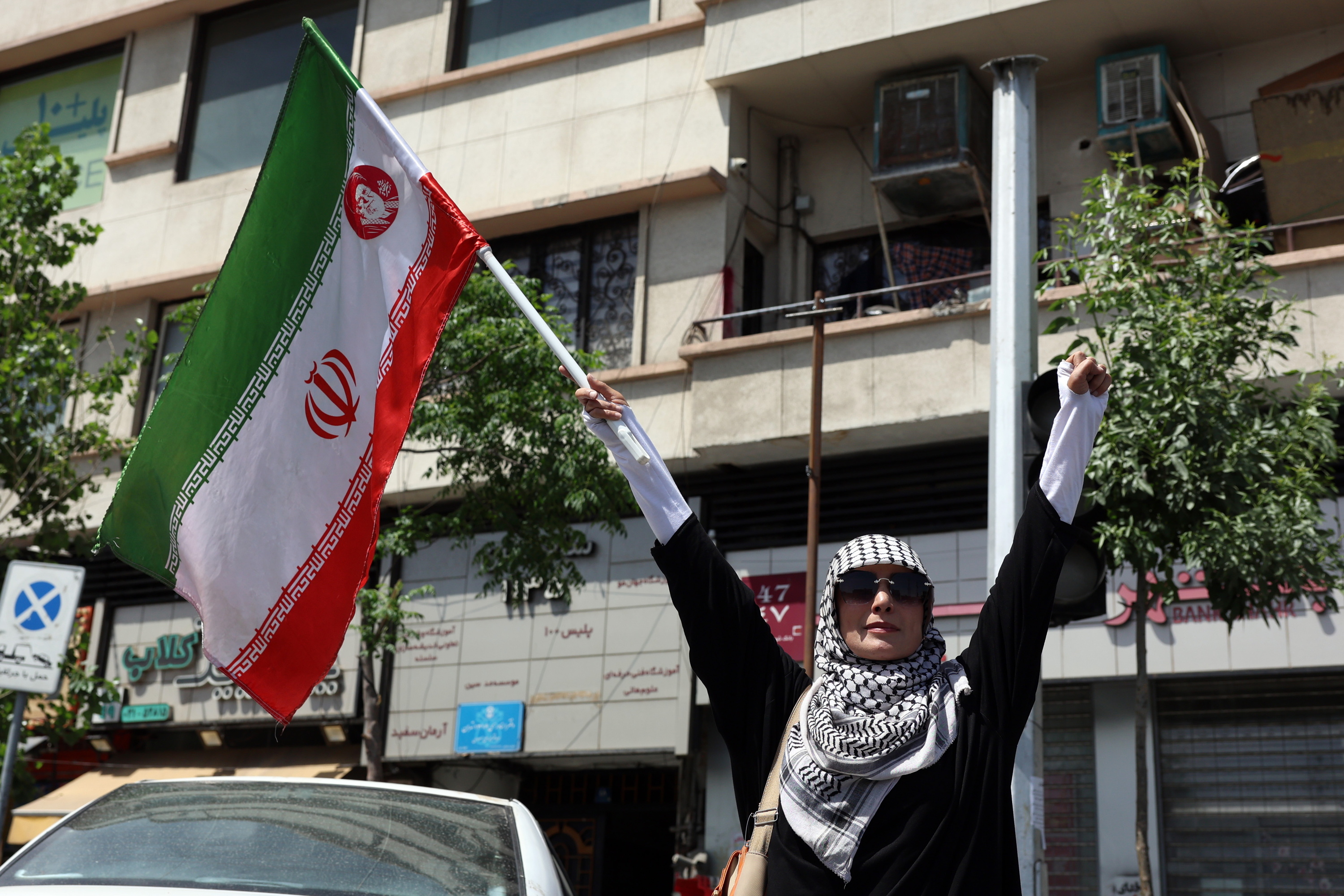 Emakume bat Irango bandera bat eskutan duela, gaur, Teheranen. ABEDIN TAHERKENAREH / EFE