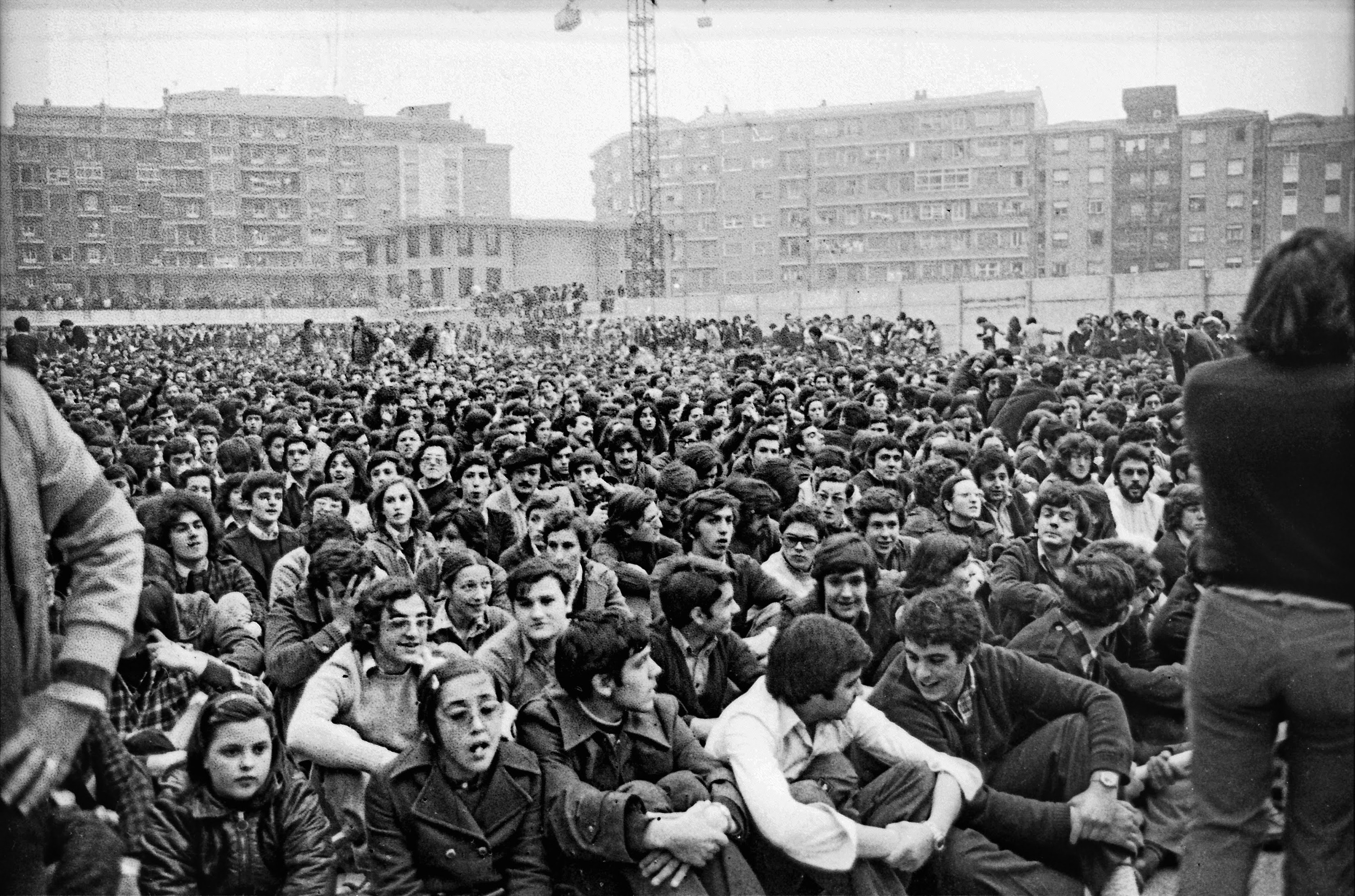 Euskal Kanten Jaialdira joandakoak Berriotxoa ikastetxeko jolaslekuan, 1976ko maiatzaren 8an. JON ETXEBARRIAK UTZIA