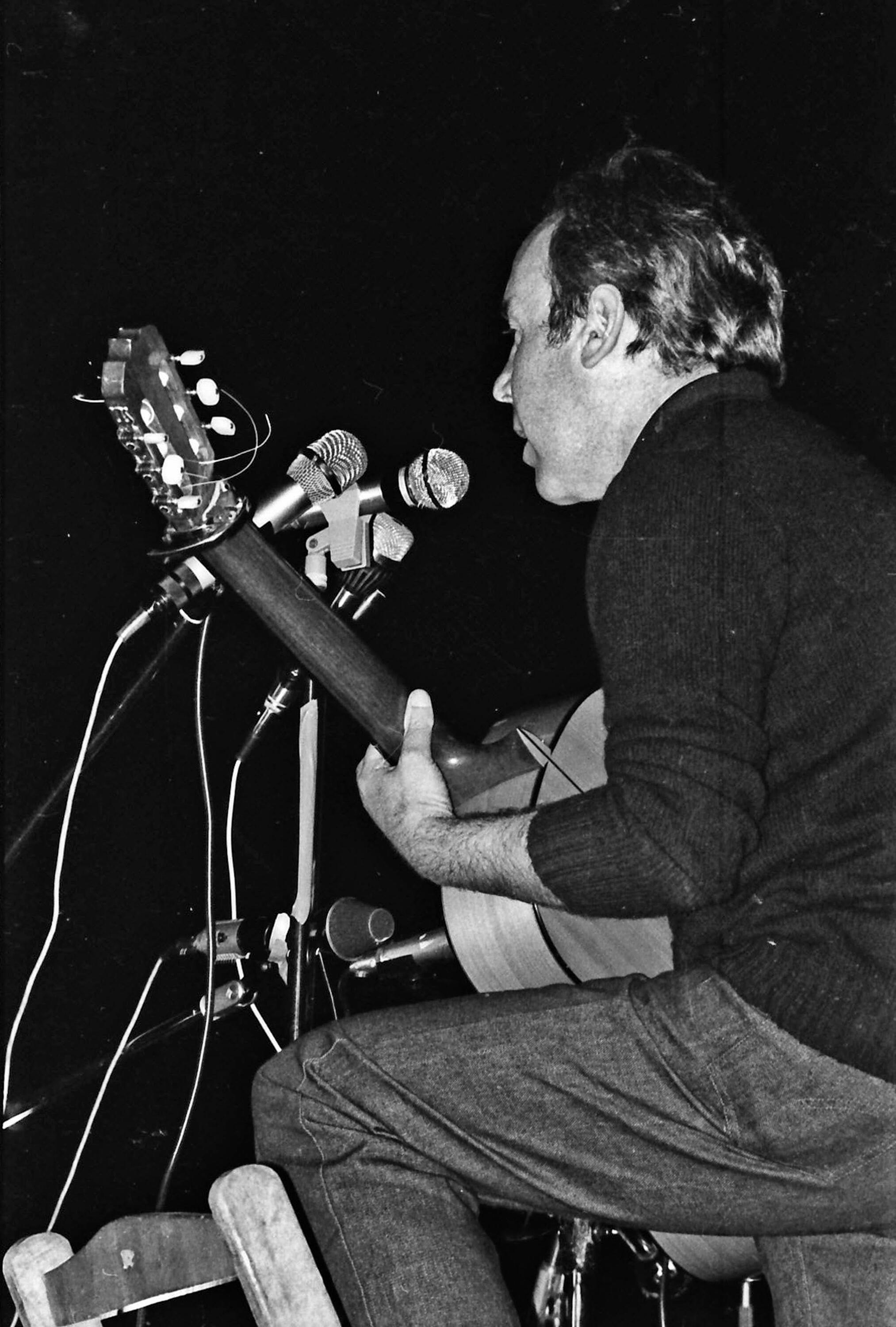 Mikel Laboa 1976ko maiatzaren 8ko kantaldian, Santutxuko Berriotxoa ikastetxean (Bilbo). JON ETXEBARRI