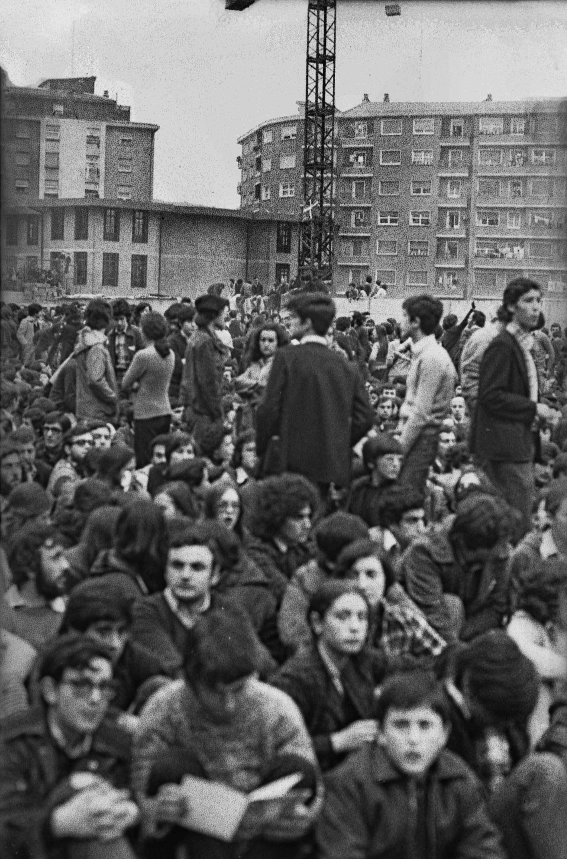 Santutxuko (Bilbo) Euskal Kanten Jaialdiaren ikusleak 1976ko maiatzaren 8an. JON ETXEBARRI