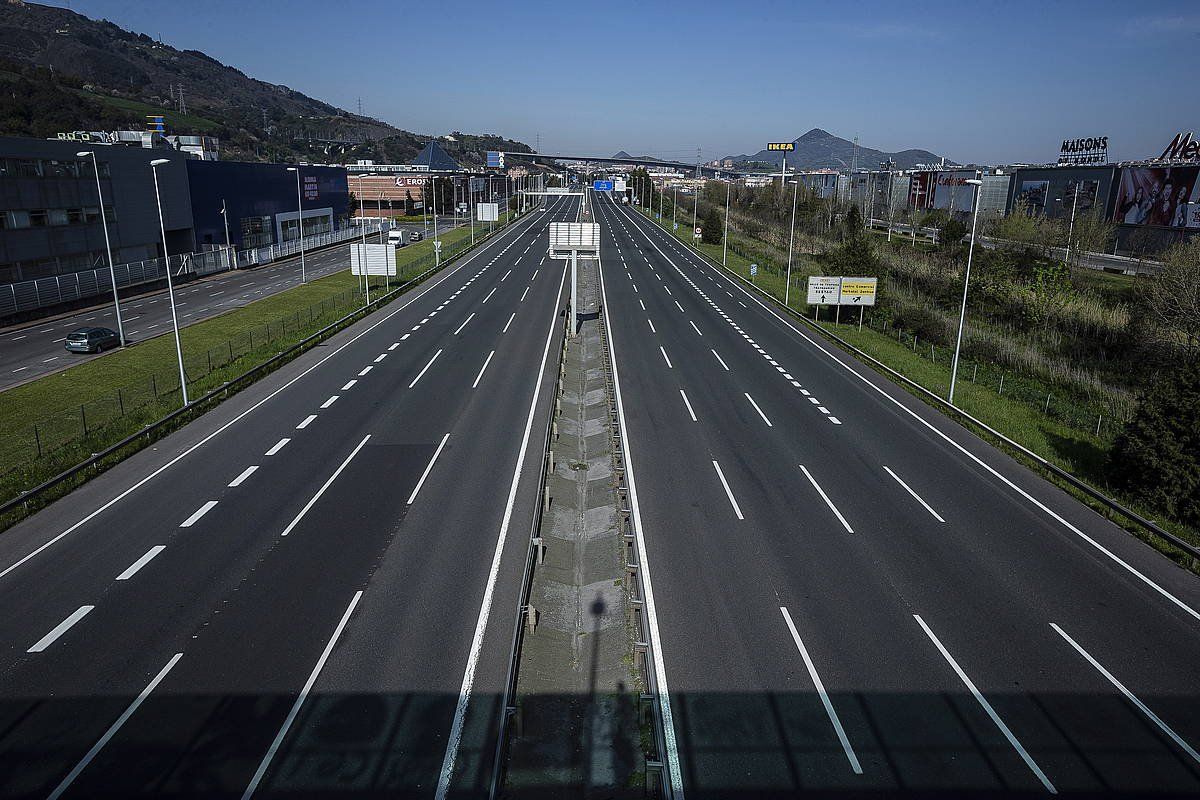 Kantabriarako autobidea, Barakaldoren parean, konfinamendurik gordinenean. ARITZ LOIOLA / FOKU