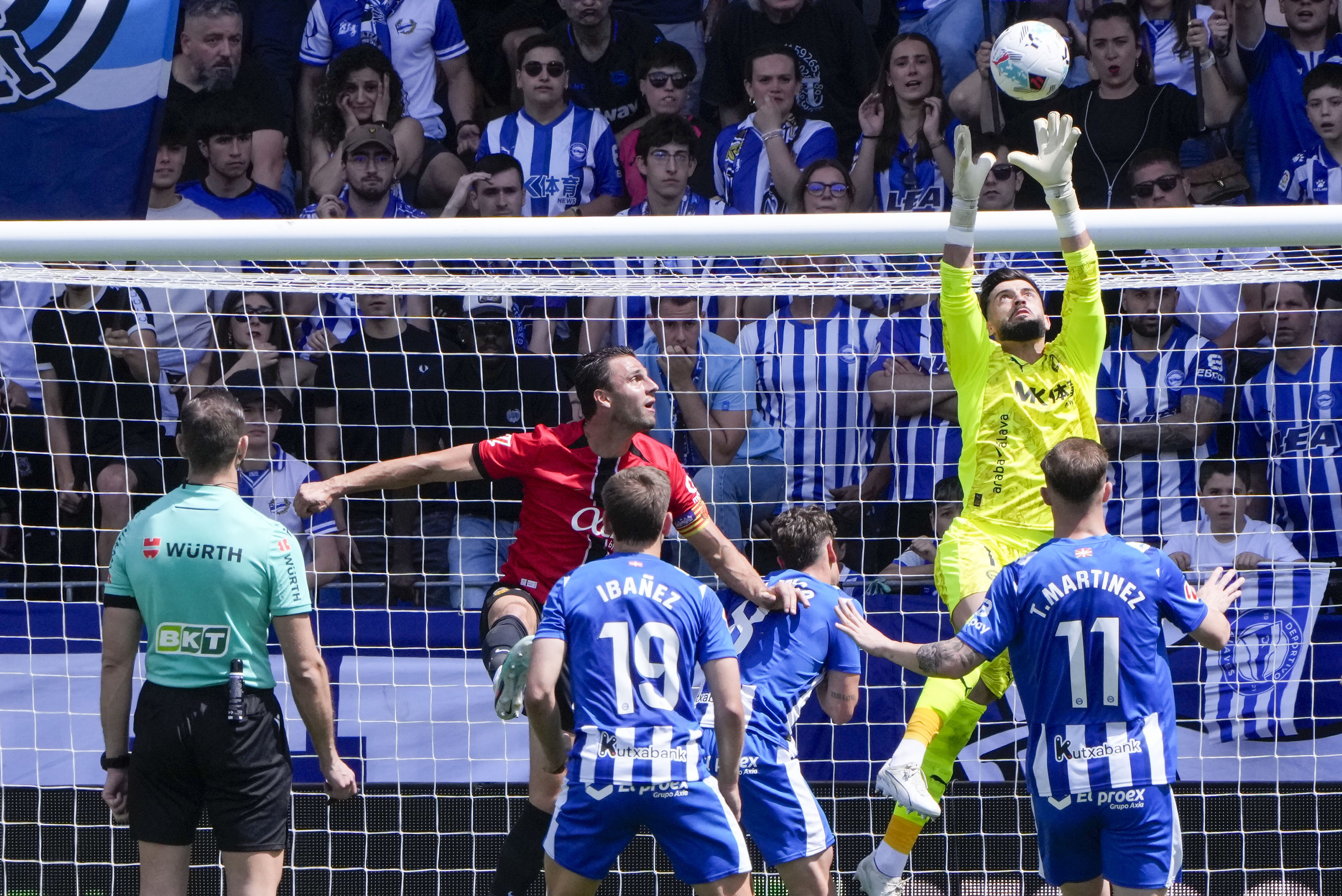 Sivera baloi bat geratu nahian, Mallorcaren aurkako partidan. ADRIAN RUIZ HIERRO / EFE