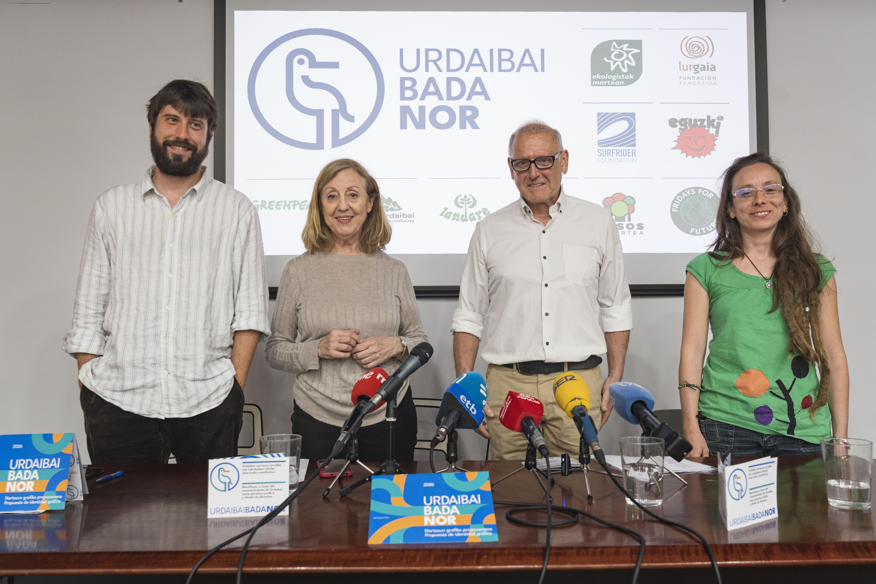Miguel Aranburuzabala, Nieves Teran, Roberto Uriarte eta Ana Paralle, Bilbon egindako aurkezpenean. ARITZ LOIOLA / FOKU