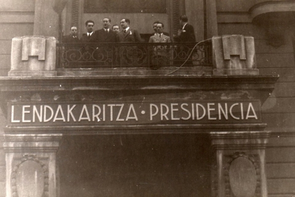Lehen Eusko Jaurlaritza, 1936an, Bilboko Carlton hoteleko balkoian. EZEZAGUNA
