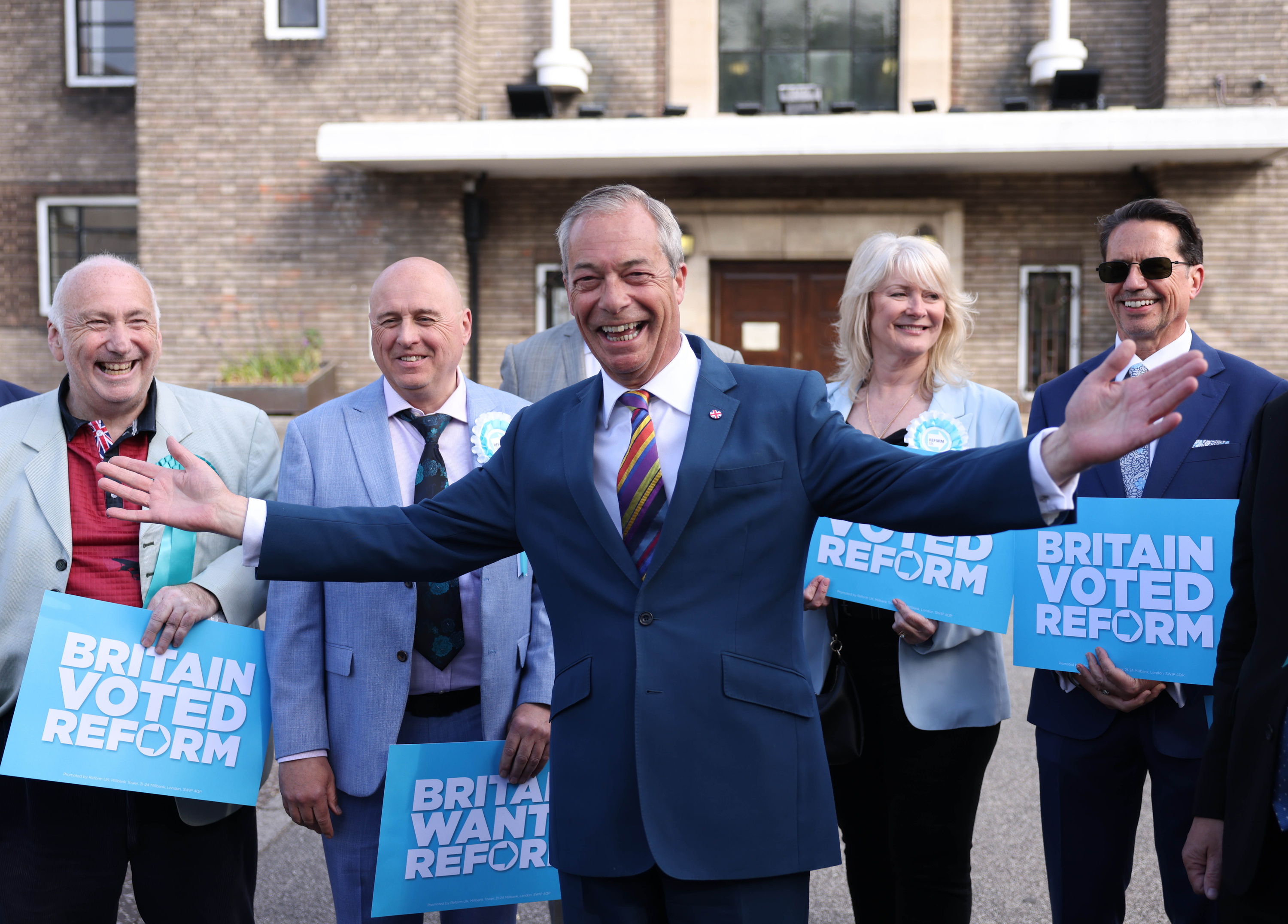 Nigel Farage Reform UK alderdi ultraeskuindarreko burua gaur, bozen emaitzak ospatzen, Londresen. NEIL HALL / EFE
