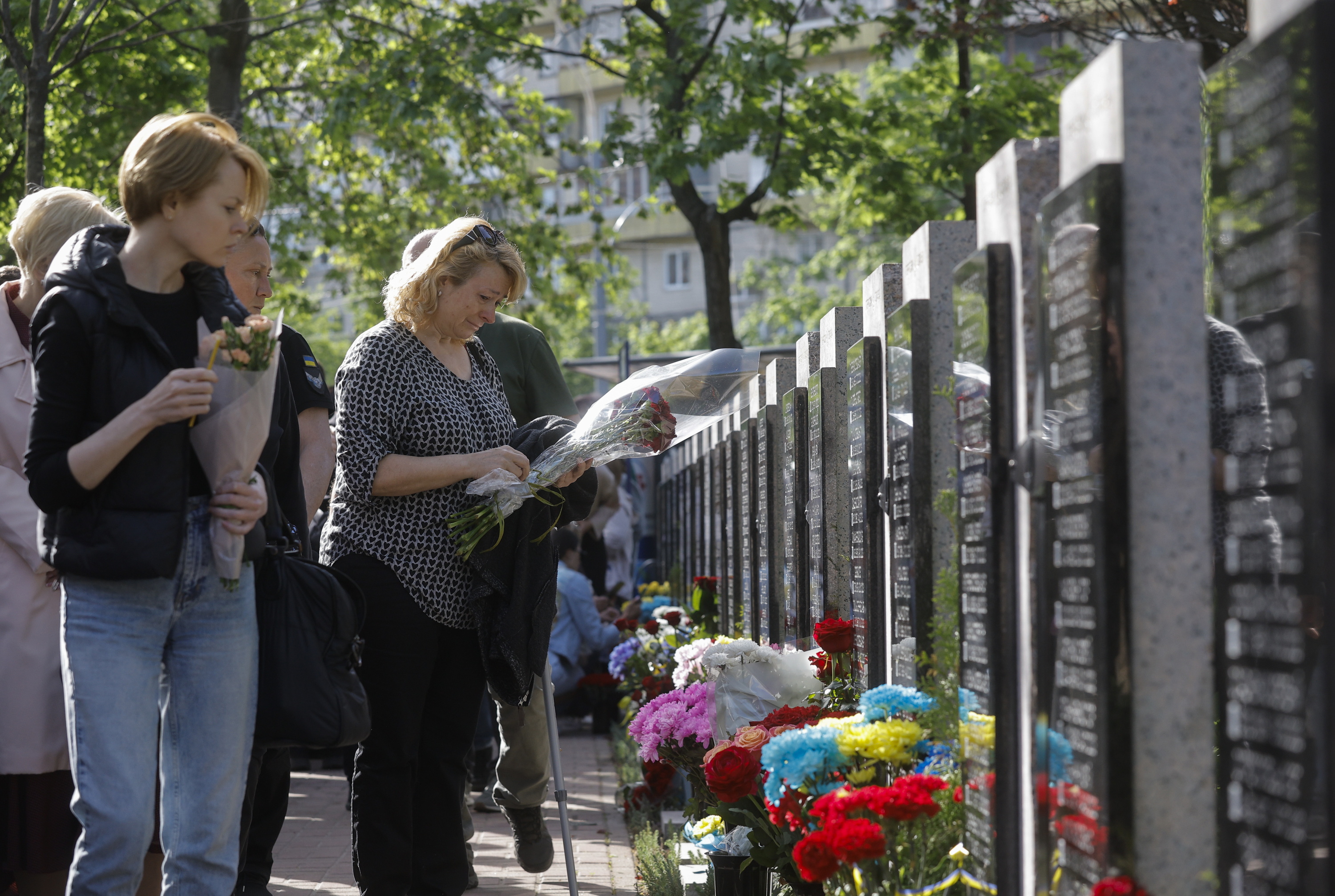 Ukrainaren eta Errusiaren arteko gerran hildako soldadu ukrainarrak oroitzeko eremu bat, Kieven. SERGEY DOLZHENKO / EFE 